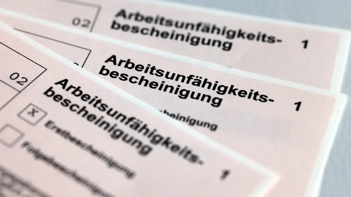 ARCHIV - 14.01.2022, Mecklenburg-Vorpommern, Schwerin: Arbeitsunfähigkeitsbescheinigungen für Arbeitnehmer im Falle einer Krankschreibung durch den Arzt. (zu dpa "Im Sommer bei DAK fast so hoher Krankenstand wie im Winter") Foto: Jens Büttner/dpa-Zentralbild/dpa +++ dpa-Bildfunk +++