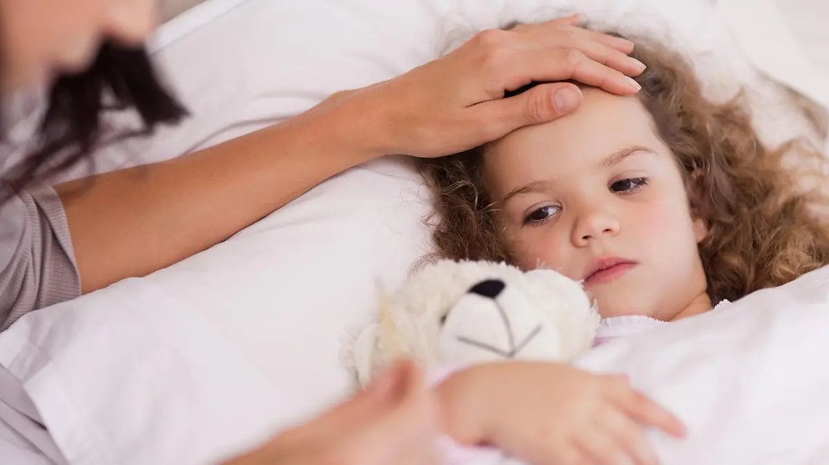 Kind liegt mit Fieber im Bett