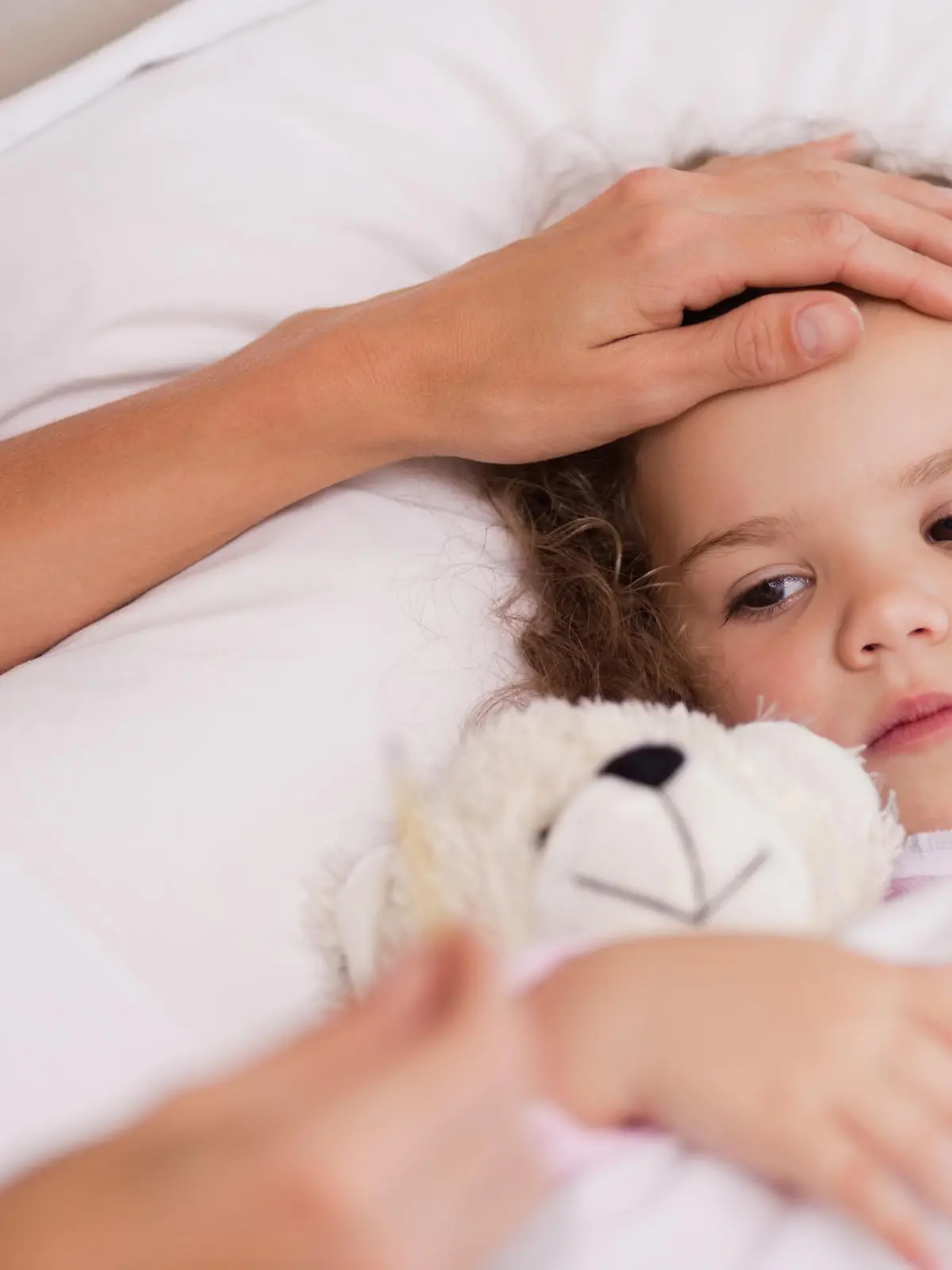 Kind liegt mit Fieber im Bett