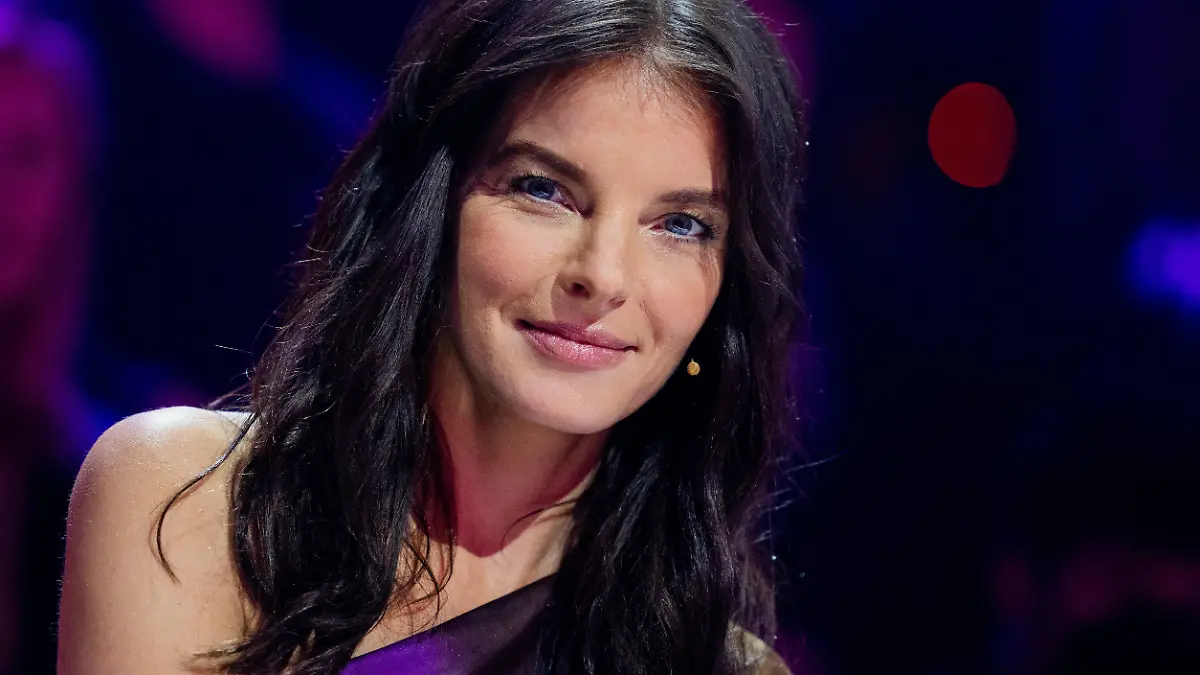 ARCHIV - 15.10.2022, Nordrhein-Westfalen, Köln: Yvonne Catterfeld, Sängerin und Schauspielerin, aus dem Rateteam sitzt am Ratepult in der ProSieben-Show «The Masked Singer». Catterfeld blickt am Ende des Jahres mit gemischten Gefühlen auf die vergangenen Monate zurück. (zu dpa «Yvonne Catterfeld wohnt mit ukrainischer Familie zusammen») Foto: Rolf Vennenbernd/dpa +++ dpa-Bildfunk +++