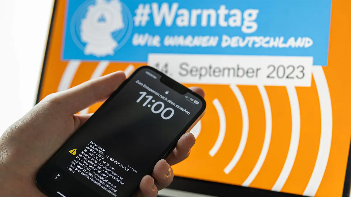 Tuebingen, Bundesweiter Warntag, 14.09.2023 Symbolbild, Smartphone-Bildschirm mit Probe Warnung im zuge des Bundesweiten Warntages 2023. *** Tuebingen, nationwide warning day, 14 09 2023 symbol image, smartphone screen with sample warning in the context of the nationwide warning day 2023 Copyright: xDennisxDuddek/xEibnerxPressefotox EP_DDK