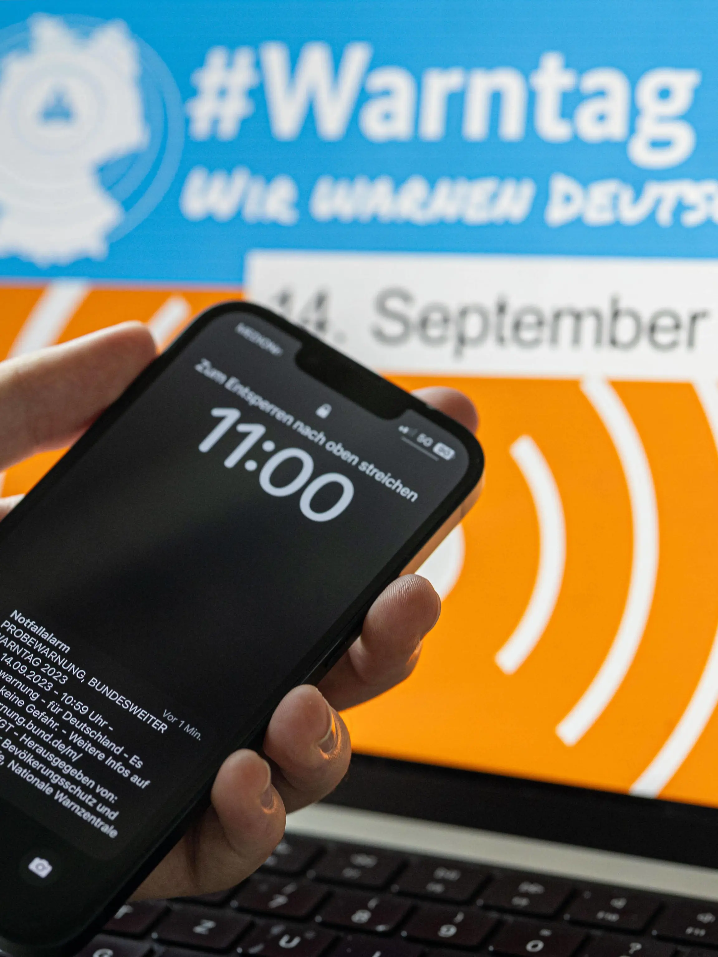 Tuebingen, Bundesweiter Warntag, 14.09.2023 Symbolbild, Smartphone-Bildschirm mit Probe Warnung im zuge des Bundesweiten Warntages 2023. *** Tuebingen, nationwide warning day, 14 09 2023 symbol image, smartphone screen with sample warning in the context of the nationwide warning day 2023 Copyright: xDennisxDuddek/xEibnerxPressefotox EP_DDK