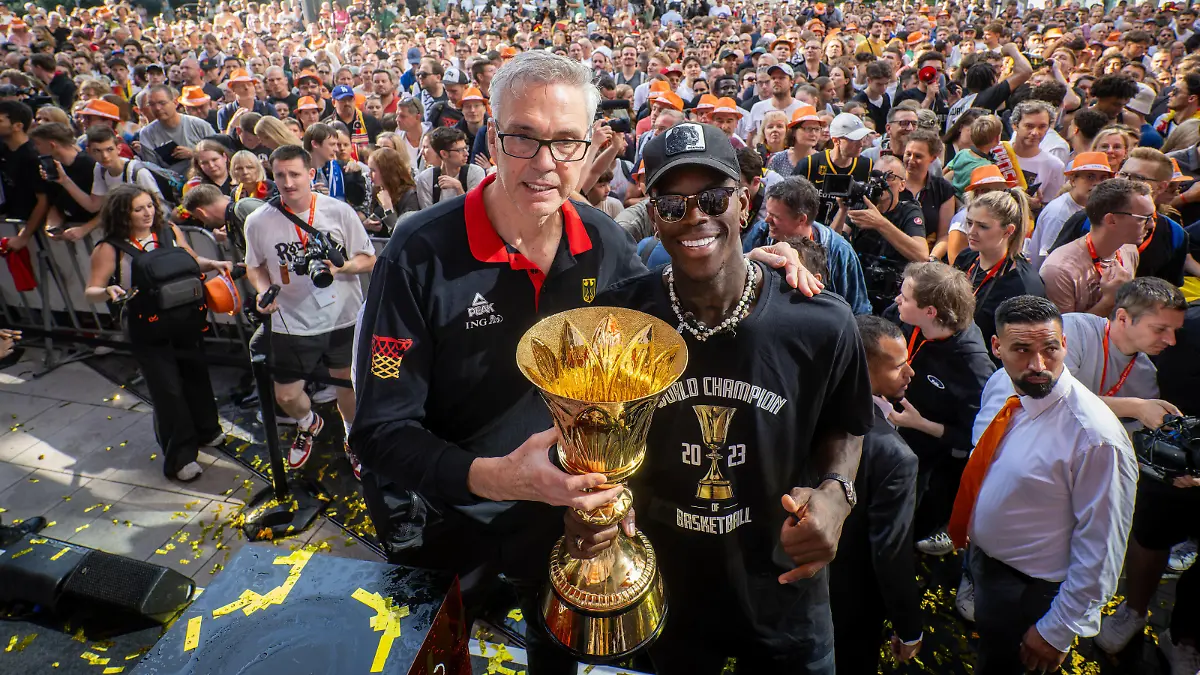 Basketball Frankfurt 12.09.2023 FIBA Basketball World Cup 2023 Weltmeisterschaft der Männer Deutschland ist Weltmeister Ankunft der Mannschaft in Frankfurt und Empfang am Hauptsitz des Sponsors ING Gordon Herbert Deutschland, Bundestrainer Dennis Schröder / Schroeder Deutschland, No.17 Schröder Schroder *** Basketball Frankfurt 12 09 2023 FIBA Basketball World Cup 2023 Mens World Cup Germany is World Champion Arrival of the team in Frankfurt and reception at the headquarters of the sponsor ING Gordon Herbert Germany, national coach Dennis Schröder Schroeder Germany, No 17 Schröder Schroder