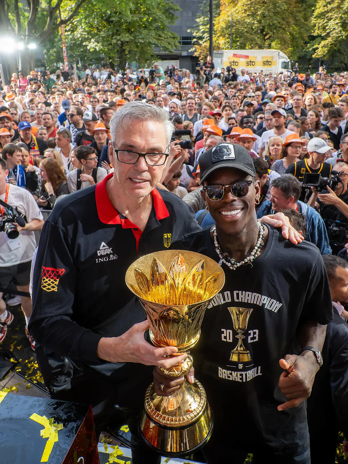 Basketball Frankfurt 12.09.2023 FIBA Basketball World Cup 2023 Weltmeisterschaft der Männer Deutschland ist Weltmeister Ankunft der Mannschaft in Frankfurt und Empfang am Hauptsitz des Sponsors ING Gordon Herbert Deutschland, Bundestrainer Dennis Schröder / Schroeder Deutschland, No.17 Schröder Schroder *** Basketball Frankfurt 12 09 2023 FIBA Basketball World Cup 2023 Mens World Cup Germany is World Champion Arrival of the team in Frankfurt and reception at the headquarters of the sponsor ING Gordon Herbert Germany, national coach Dennis Schröder Schroeder Germany, No 17 Schröder Schroder