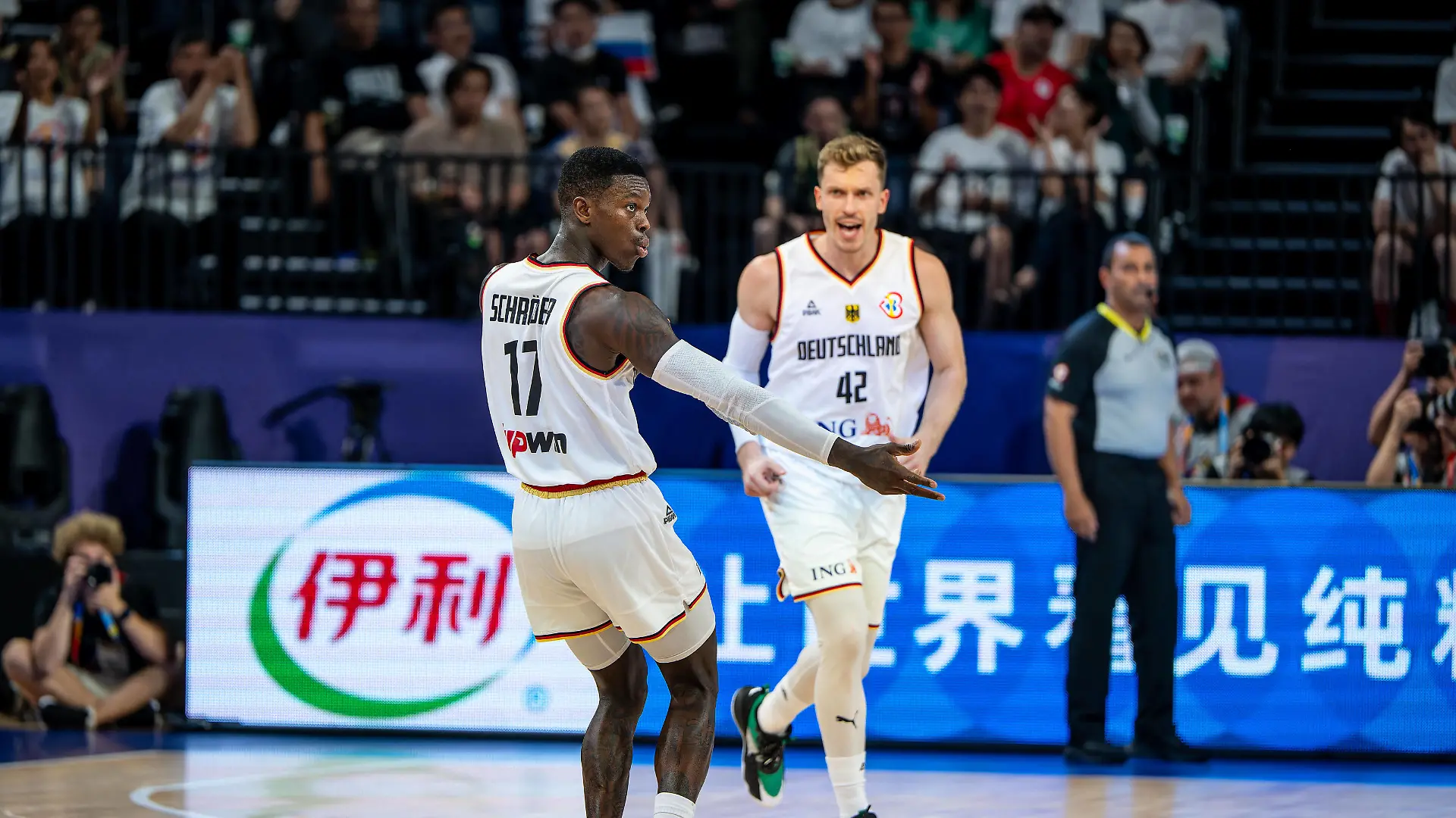 Basketball Okinawa 03.09.2023 FIBA Basketball World Cup 2023 Weltmeisterschaft der Männer Runde 2 Deutschland GER - Slowenien SLO Dennis Schröder / Schroeder Deutschland, No.17 Schröder Schroder Jubel Freeze *** Basketball Okinawa 03 09 2023 FIBA Basketball World Cup 2023 World Cup Men Round 2 Germany GER Slovenia SLO Dennis Schröder Schroeder Germany, No 17 Schröder Schroder Cheer Freeze