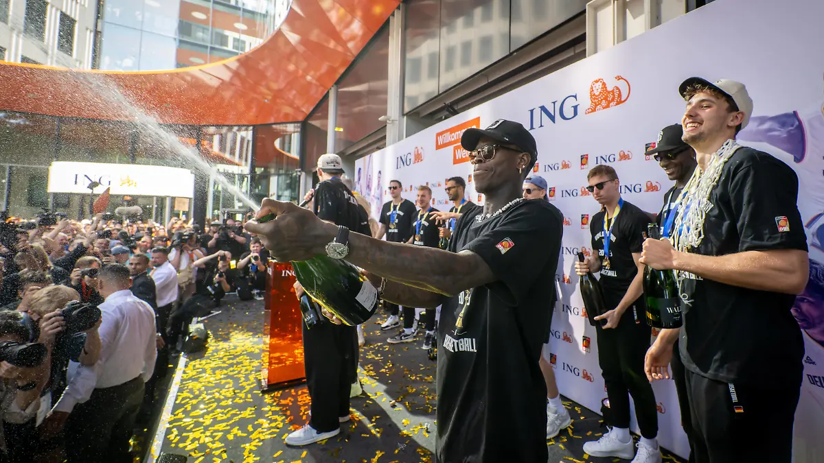 Basketball Frankfurt 12.09.2023 FIBA Basketball World Cup 2023 Weltmeisterschaft der Männer Deutschland ist Weltmeister Ankunft der Mannschaft in Frankfurt und Empfang am Hauptsitz des Sponsors ING Dennis Schröder / Schroeder Deutschland, No.17 Schröder Schroder Franz Wagner Deutschland, No.09 Fans *** Basketball Frankfurt 12 09 2023 FIBA Basketball World Cup 2023 Mens World Cup Germany is World Champion Arrival of the team in Frankfurt and reception at the headquarters of the sponsor ING Dennis Schröder Schroeder Germany, No 17 Schröder Schroder Franz Wagner Germany, No 09 Fans