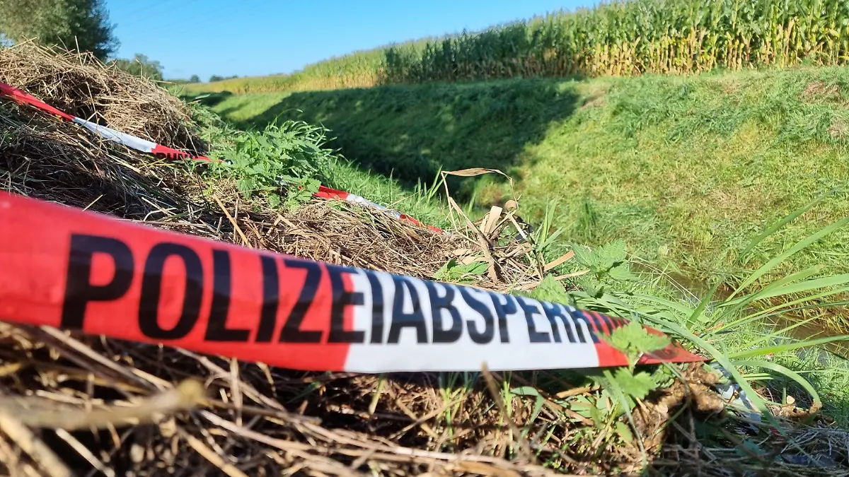 13.09.2023, Niedersachsen, Barenburg: Ein Absperrband der Polizei ist am Tatort im niedersächsischen Landkreis Diepholz zu sehen. Nach dem gewaltsamen Tod einer 17-Jährigen laufen die Ermittlungen auf Hochtouren. Die Polizei prüft nach einem versuchten Tötungsdelikt in Sulingen einen Zusammenhang mit dem gewaltsamen Tod einer 17-Jährigen im Nachbarort Barenburg. In beiden Fällen sei die Vorgehensweise ähnlich gewesen. Foto: -/TNN/dpa +++ dpa-Bildfunk +++