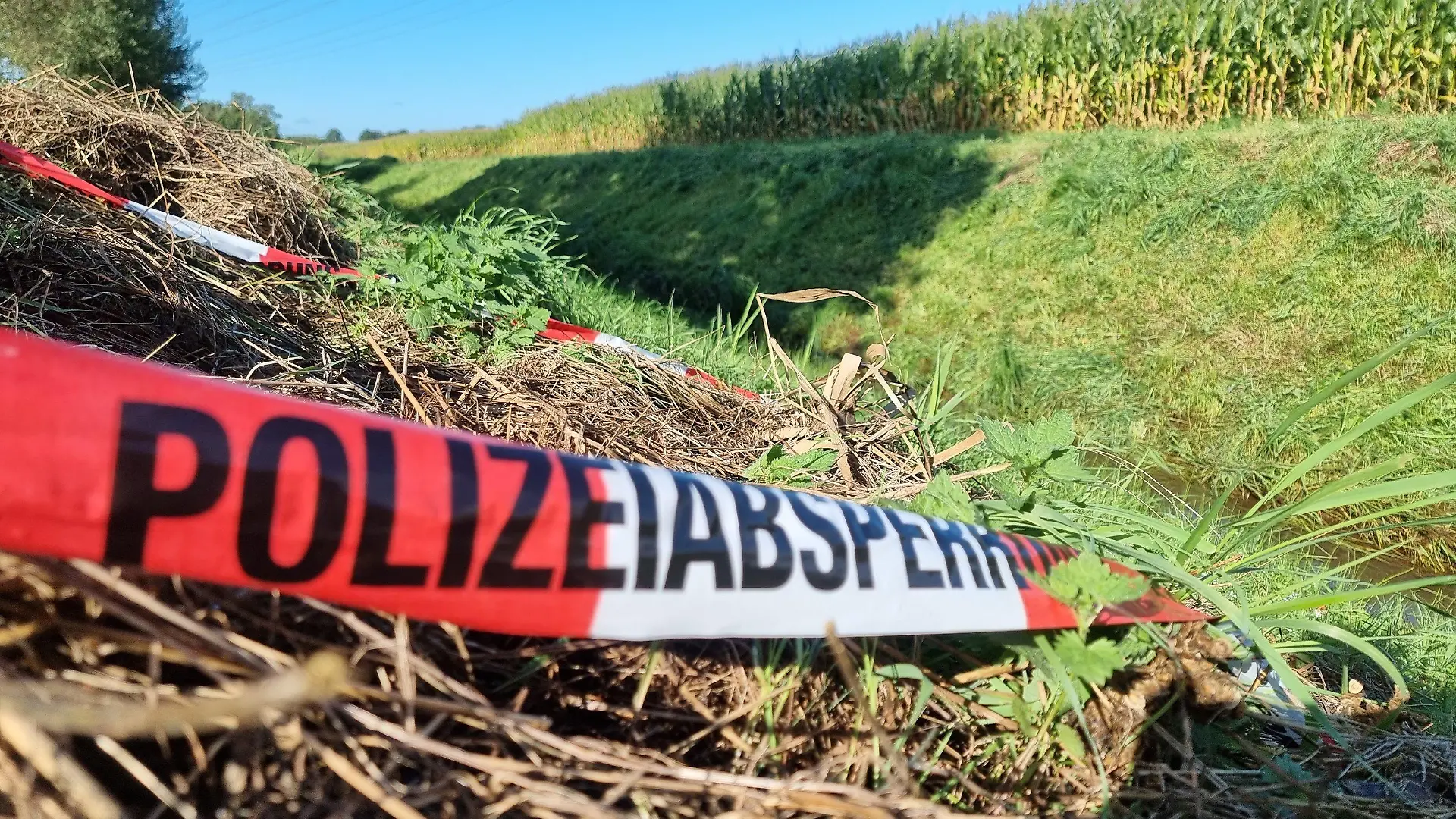 13.09.2023, Niedersachsen, Barenburg: Ein Absperrband der Polizei ist am Tatort im niedersächsischen Landkreis Diepholz zu sehen. Nach dem gewaltsamen Tod einer 17-Jährigen laufen die Ermittlungen auf Hochtouren. Die Polizei prüft nach einem versuchten Tötungsdelikt in Sulingen einen Zusammenhang mit dem gewaltsamen Tod einer 17-Jährigen im Nachbarort Barenburg. In beiden Fällen sei die Vorgehensweise ähnlich gewesen. Foto: -/TNN/dpa +++ dpa-Bildfunk +++