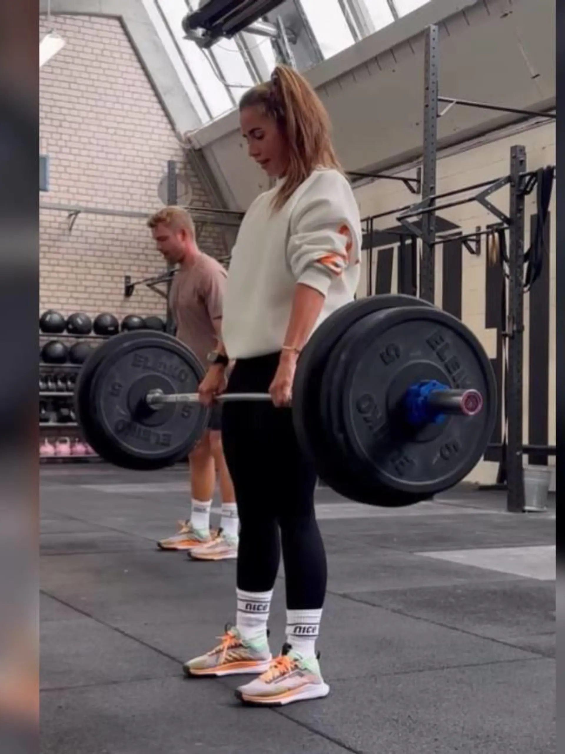 Sarah Engels gibt im Gym Vollgas.