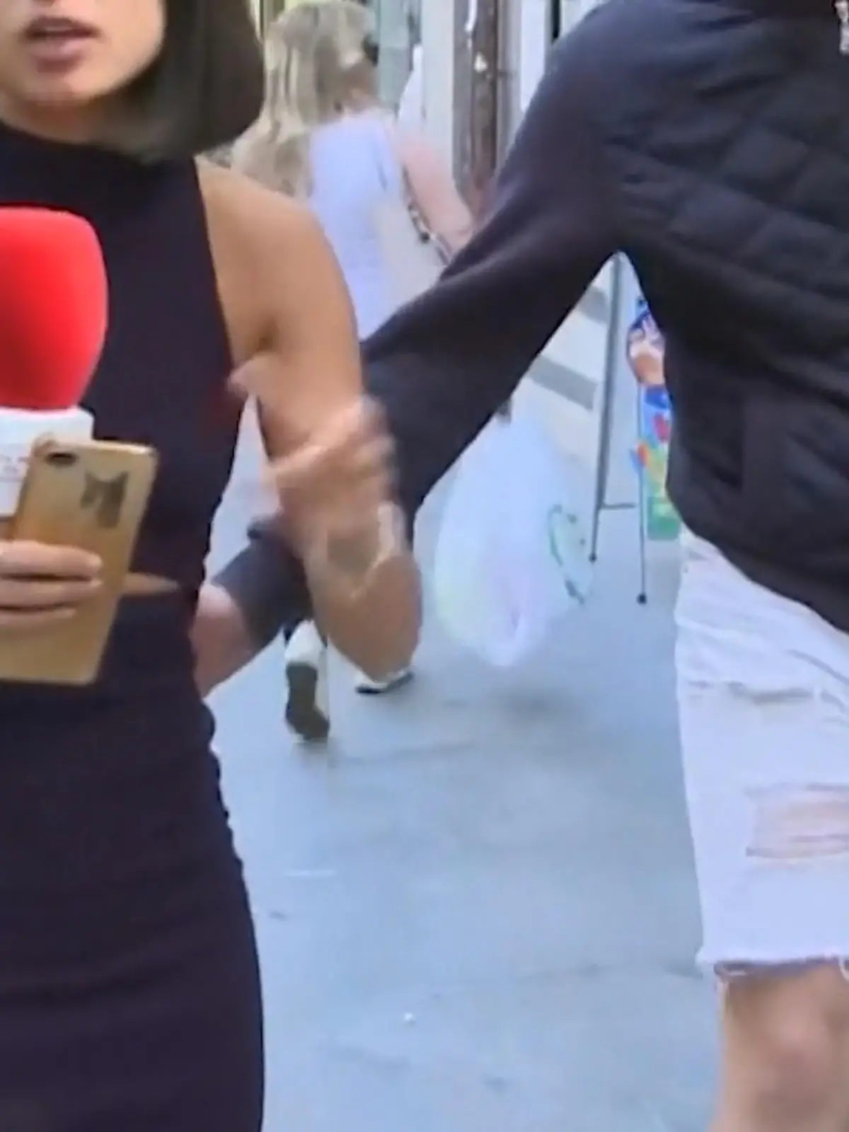 Eine spanische Reporterin berichtet gerade live im TV über einen lokalen Lebensmittelladen - bis plötzlich ein fremder Mann an ihr vorbeiläuft und ihr an den Hintern fasst. Zunächst versucht Isa Balado professionell zu bleiben und moderiert weiter. Doch die Dreistigkeit des Mannes scheint nicht aufzuhören. Sie konfrontiert ihn und sagt: "So sehr du uns auch fragen willst, von welchem ​​Kanal wir kommen. Musst du wirklich meinen Hintern anfassen? Ich mache eine Live-Schalte und arbeite.“
Als der Mann nach einer kurzen Diskussion endlich das Weite sucht, lässt der TV-Sender den Fremden festnehmen.