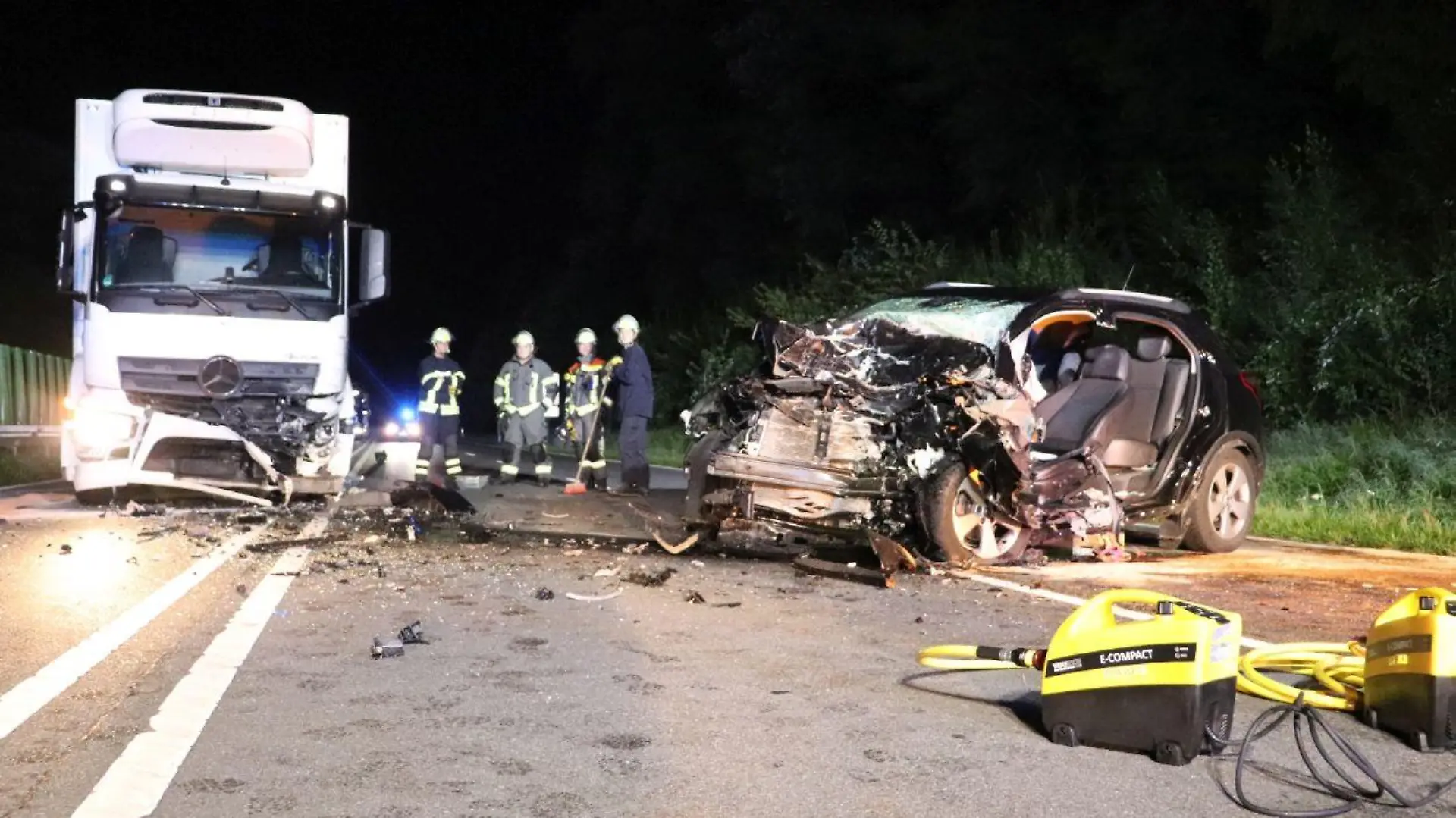 Ein LKW und ein Auto sind zusammengestoßen, LKW und Auto sind beschädigt, Trümmerteile auf der Fahrbahn