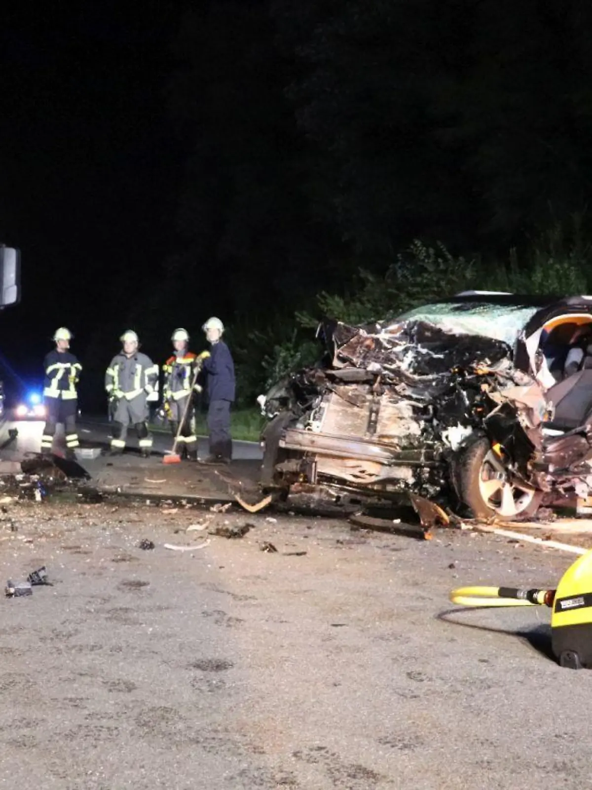 Ein LKW und ein Auto sind zusammengestoßen, LKW und Auto sind beschädigt, Trümmerteile auf der Fahrbahn