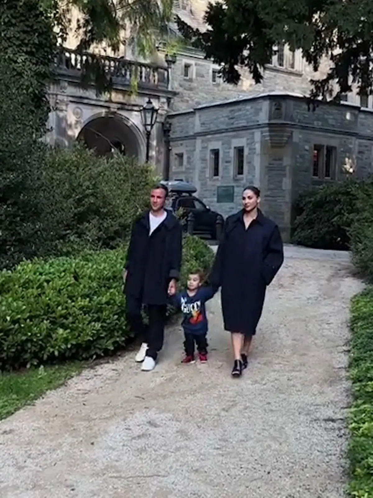 Den Babybauch von Ann-Kathrin Götze haben wir auf Social Media schon öfter gesehen, da präsentiert sie ihn ausgiebig. Jetzt spricht die Ehefrau von Eintracht-Frankfurt-Star Mario Götze aber erstmals vor unserer Kamera über ihre zweite Schwangerschaft. Und Familie Götze beglückt uns mit einem „Family-Shooting“ im Schloßhotel Kronberg.