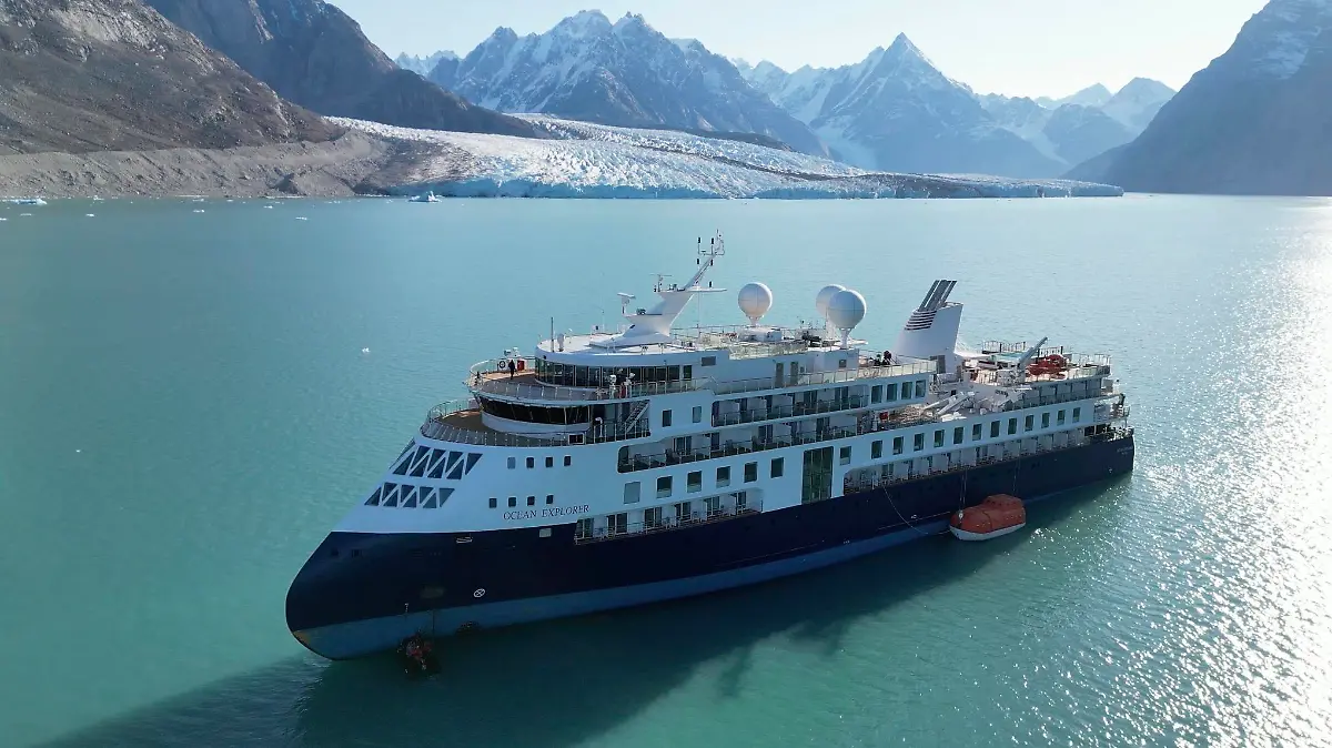 HANDOUT - 12.09.2023, Grönland, ---: Dieses von Joint Arctic Command zur Verfügung gestellten Foto zeigt das Kreuzfahrtschiff «Ocean Explorer», ein unter der Flagge der Bahamas fahrendes norwegisches Kreuzfahrtschiff mit 206 Passagieren und Besatzungsmitgliedern, das vor Grönland auf Grund gelaufen ist. Den 206 Menschen an Bord des auf Grund gelaufenen Kreuzfahrtschiffes vor Grönland geht es gut. Das teilte das Arktisk Kommando (dt.: Arktisches Kommando) des dänischen Militärs am Mittwoch mit. Foto: Uncredited/SIRIUS/Joint Artic Command/AP/dpa - ACHTUNG: Nur zur redaktionellen Verwendung und nur mit vollständiger Nennung des vorstehenden Credits +++ dpa-Bildfunk +++