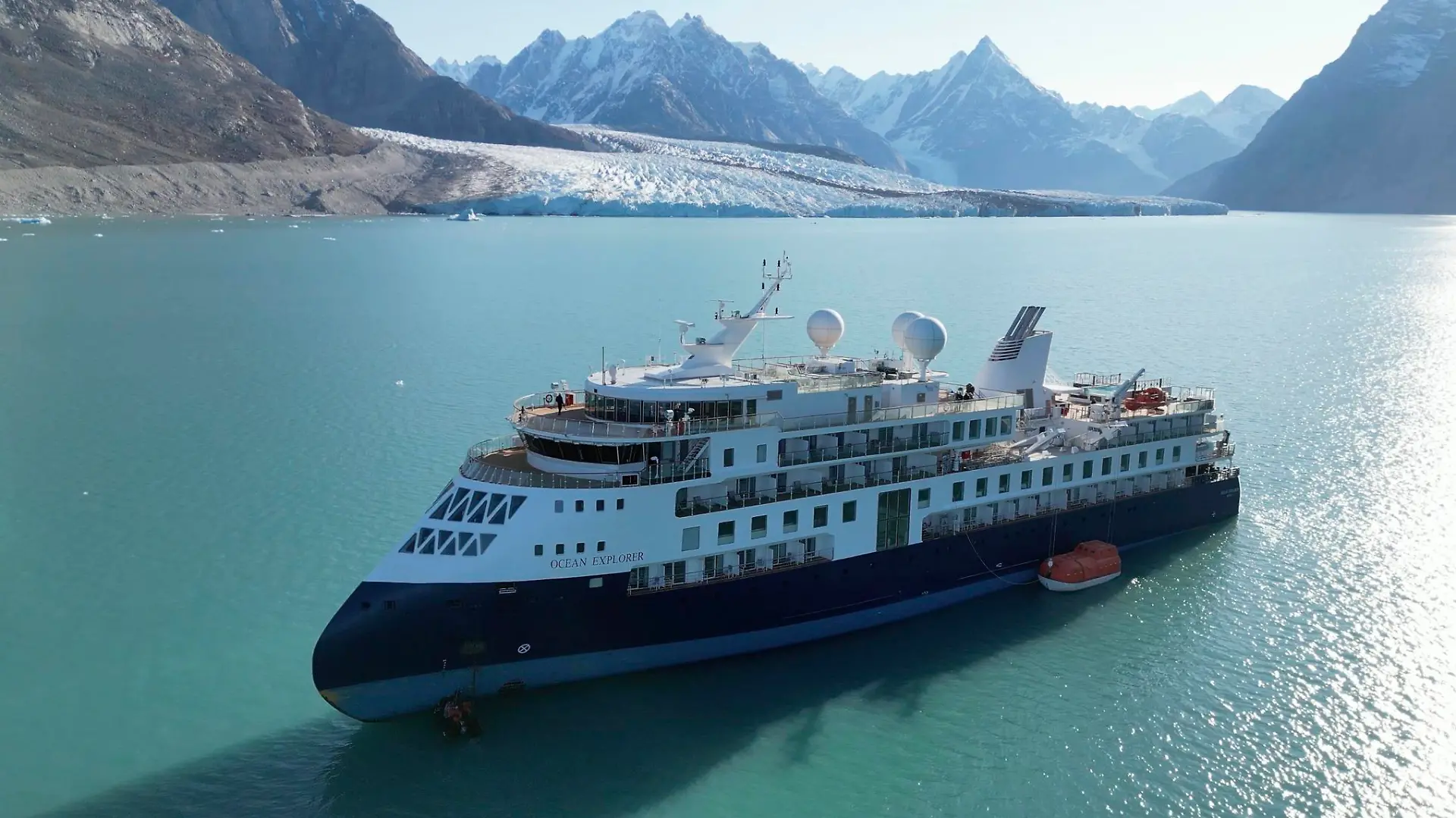 HANDOUT - 12.09.2023, Grönland, ---: Dieses von Joint Arctic Command zur Verfügung gestellten Foto zeigt das Kreuzfahrtschiff «Ocean Explorer», ein unter der Flagge der Bahamas fahrendes norwegisches Kreuzfahrtschiff mit 206 Passagieren und Besatzungsmitgliedern, das vor Grönland auf Grund gelaufen ist. Den 206 Menschen an Bord des auf Grund gelaufenen Kreuzfahrtschiffes vor Grönland geht es gut. Das teilte das Arktisk Kommando (dt.: Arktisches Kommando) des dänischen Militärs am Mittwoch mit. Foto: Uncredited/SIRIUS/Joint Artic Command/AP/dpa - ACHTUNG: Nur zur redaktionellen Verwendung und nur mit vollständiger Nennung des vorstehenden Credits +++ dpa-Bildfunk +++