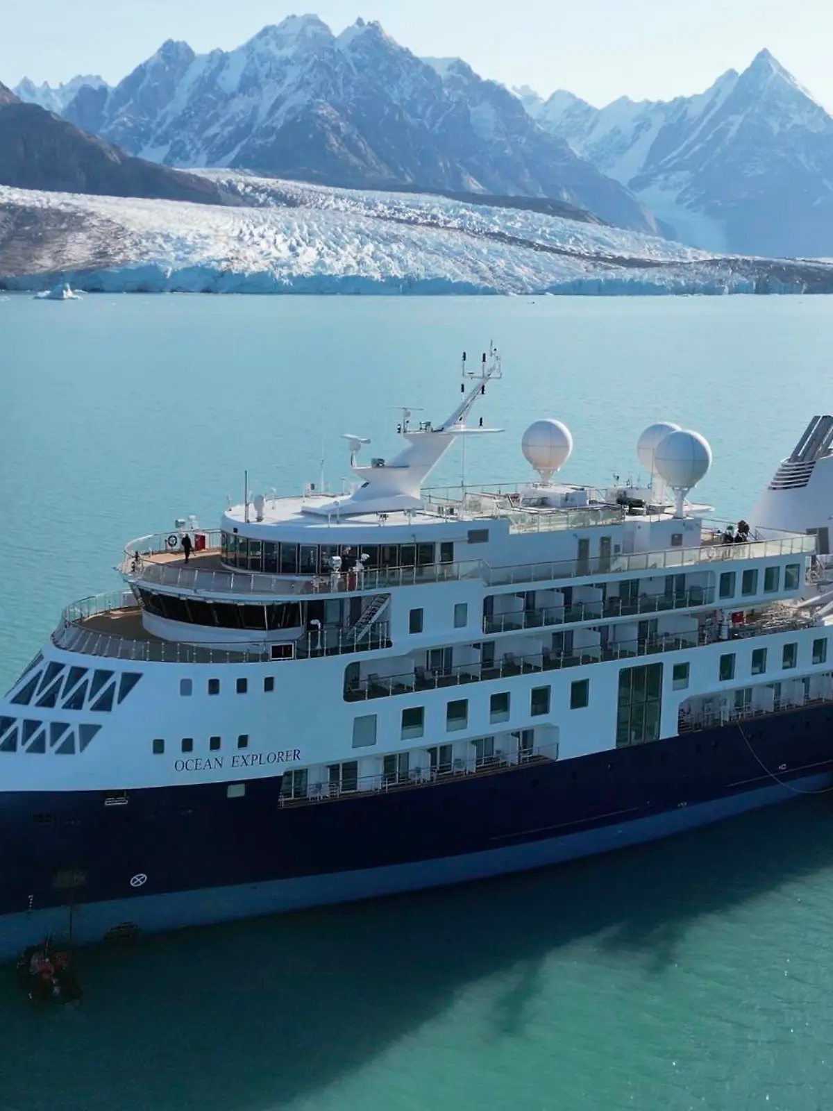 HANDOUT - 12.09.2023, Grönland, ---: Dieses von Joint Arctic Command zur Verfügung gestellten Foto zeigt das Kreuzfahrtschiff «Ocean Explorer», ein unter der Flagge der Bahamas fahrendes norwegisches Kreuzfahrtschiff mit 206 Passagieren und Besatzungsmitgliedern, das vor Grönland auf Grund gelaufen ist. Den 206 Menschen an Bord des auf Grund gelaufenen Kreuzfahrtschiffes vor Grönland geht es gut. Das teilte das Arktisk Kommando (dt.: Arktisches Kommando) des dänischen Militärs am Mittwoch mit. Foto: Uncredited/SIRIUS/Joint Artic Command/AP/dpa - ACHTUNG: Nur zur redaktionellen Verwendung und nur mit vollständiger Nennung des vorstehenden Credits +++ dpa-Bildfunk +++