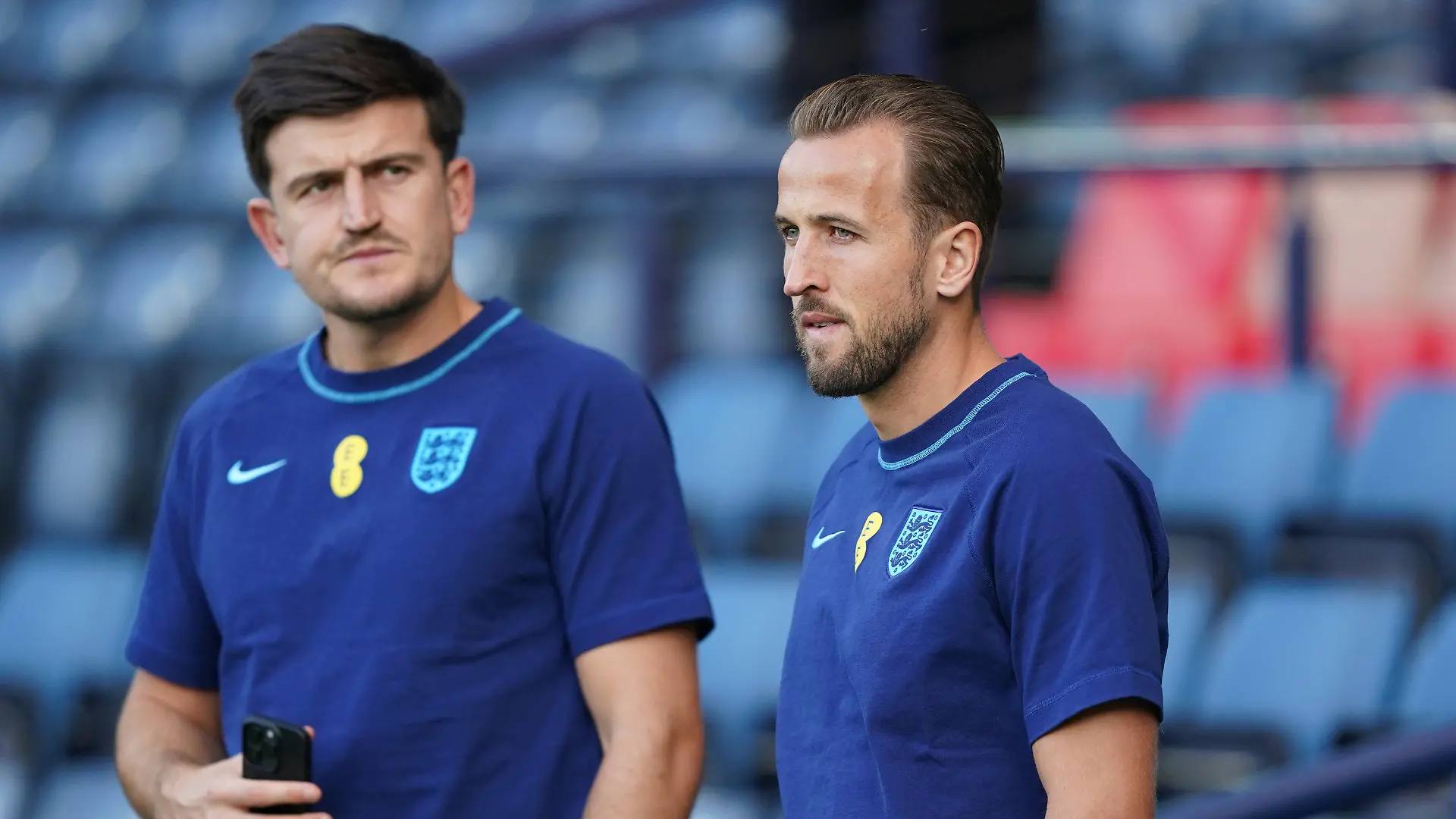 12.09.2023, Großbritannien, Glasgow: Fußball: Länderspiele, Schottland - England, Hampden Park. Englands Harry Kane (r) und Harry Maguire (l) vor dem internationalen Freundschaftsspiel. Foto: Andrew Milligan/PA Wire/dpa +++ dpa-Bildfunk +++