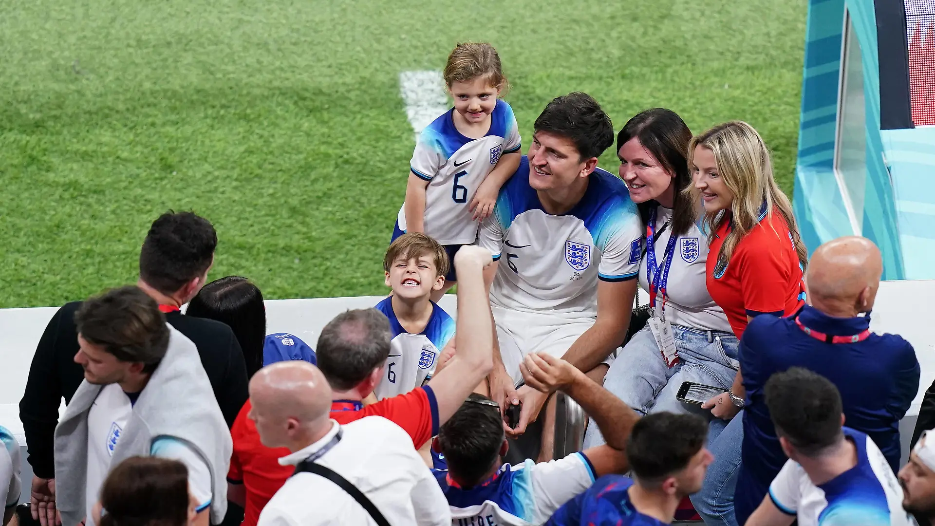 England v USA - FIFA World Cup, WM, Weltmeisterschaft, Fussball 2022 - Group B - Al Bayt Stadium England s Harry Maguire poses daughter Lillie Saint Maguire left, mother Zoe Maguire second right and family after the FIFA World Cup Group B match at the Al Bayt Stadium in Al Khor, Qatar. Picture date: Friday November 25, 2022. Use subject to restrictions. Editorial use only, no commercial use without prior consent from rights holder. PUBLICATIONxNOTxINxUKxIRL Copyright: xAdamxDavyx 69959329
