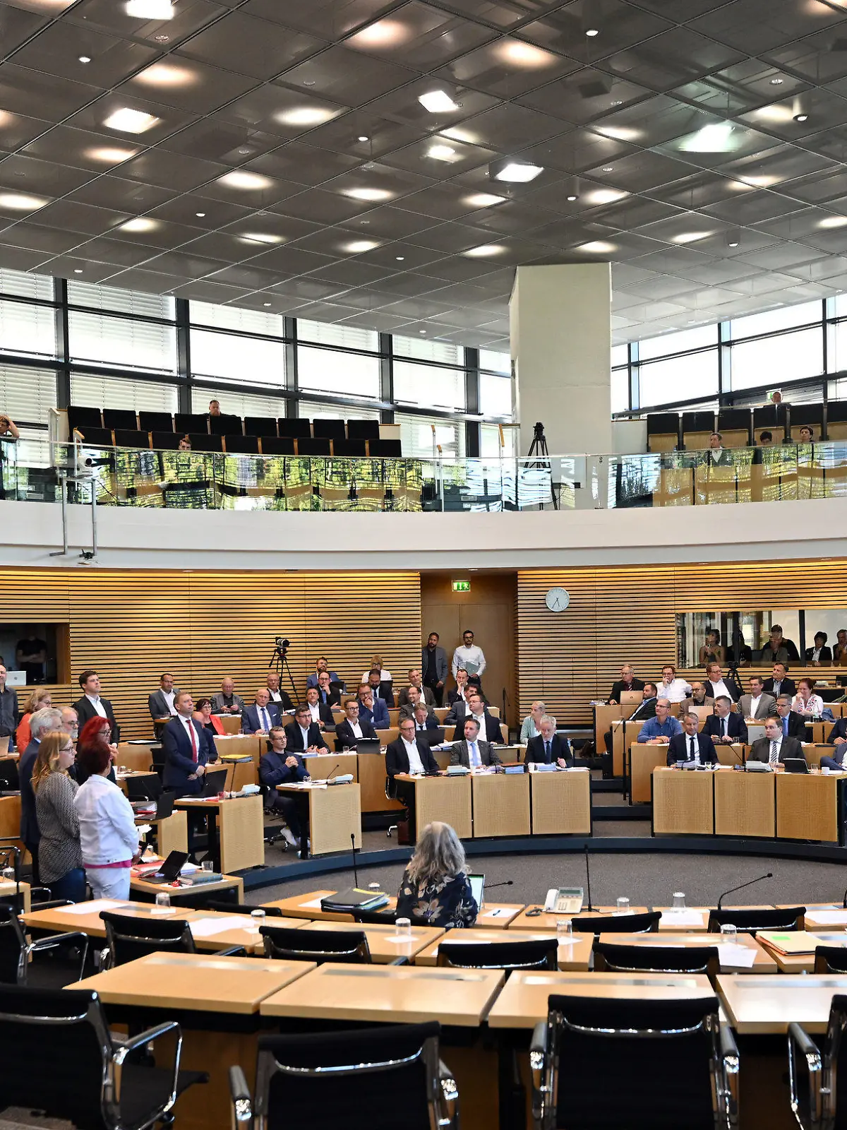 14.09.2023, Thüringen, Erfurt: Abgeordnete stimmen über die Grunderwerbssteuer im Plenarsaal des Thüringer Landtag ab. Die Opposition will eine Steuersenkung gegen die rot-rot-grüne Minderheitskoalition durchsetzen. Foto: Martin Schutt/dpa +++ dpa-Bildfunk +++