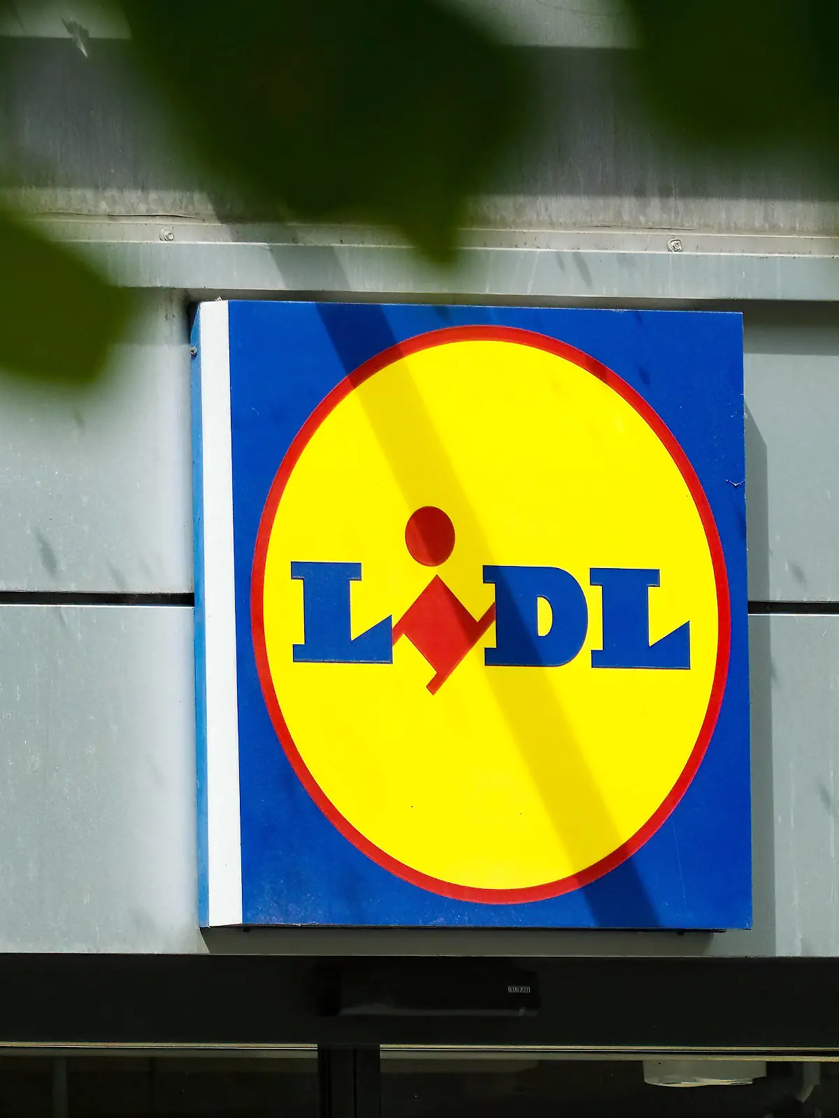Düsseldorf 01.08.2023 Lidl Lebensmitteldiscounter Supermarkt Düsseldorf Nordrhein-Westfalen Deutschland *** Düsseldorf 01 08 2023 Lidl discount supermarket Düsseldorf North Rhine Westphalia Germany