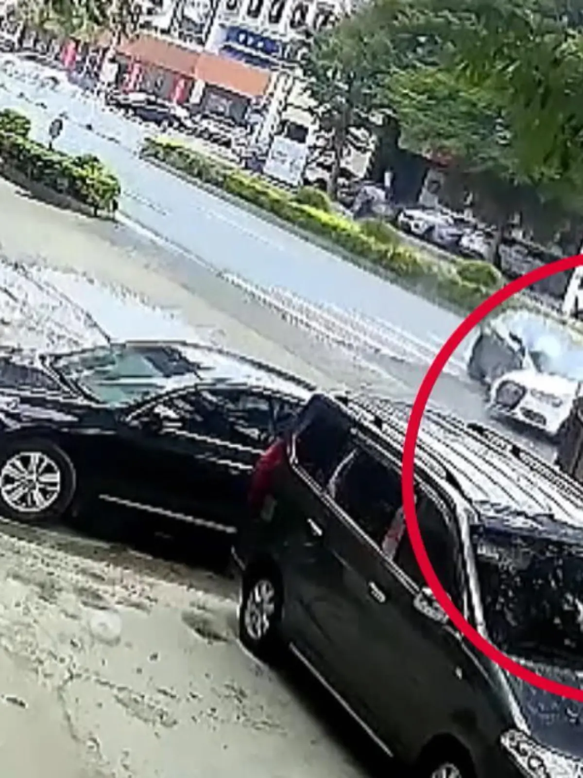 Da hat ein chinesischer Straßenarbeiter wirklich einen Schutzengel gehabt! Während er nicht hinsieht, stoßen zwei Fahrzeuge neben ihm zusammen und verfehlen ihn gerade so.