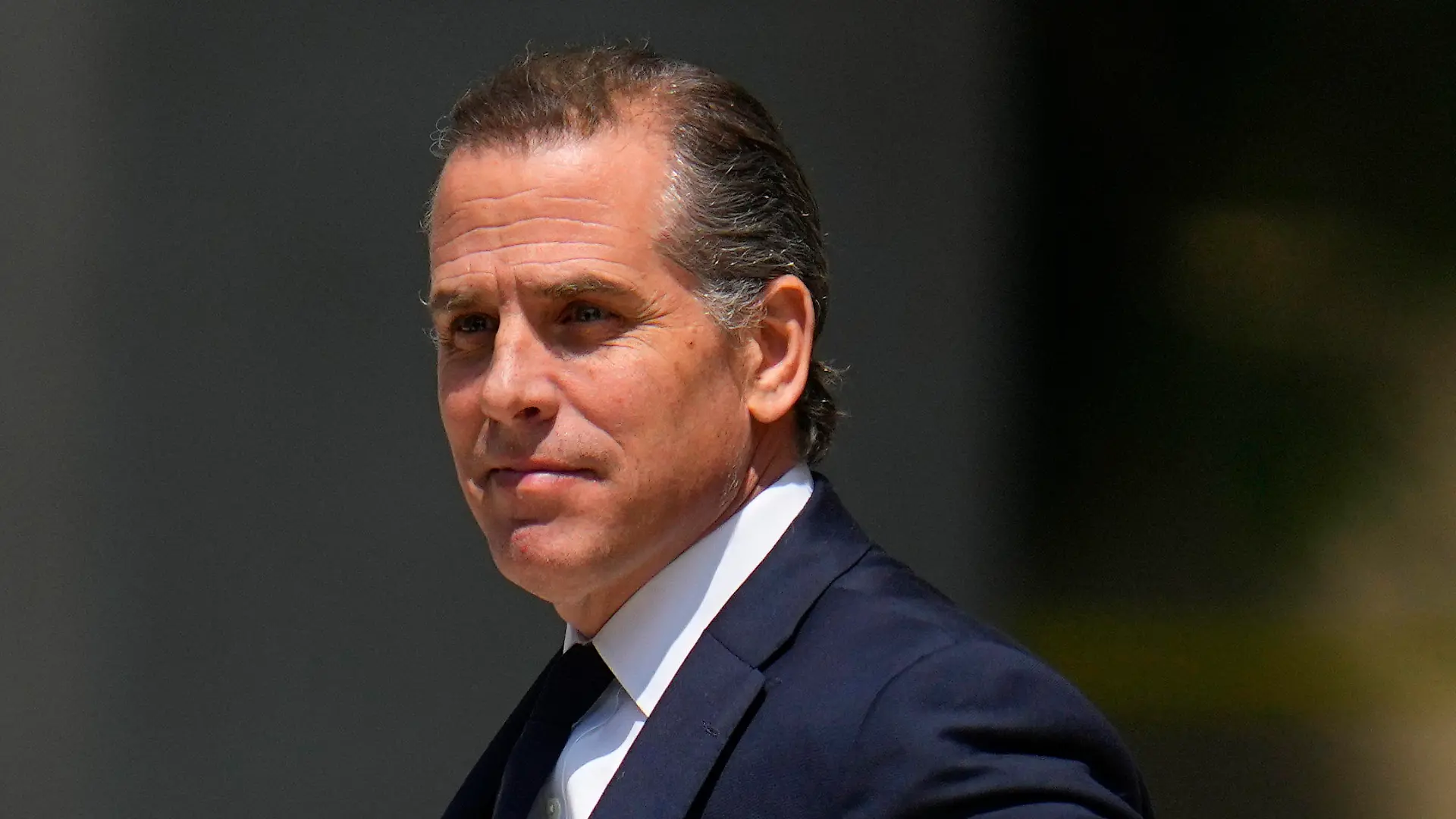 ARCHIV - 26.07.2023, USA, Wilmington: Hunter Biden, Sohn von US-Präsident Biden, verlässt das Gericht. Gegen den Sohn von US-Präsident Joe Biden ist wegen eines Verstoßes gegen waffenrechtliche Vorgaben Anklage erhoben worden. Foto: Julio Cortez/AP/dpa +++ dpa-Bildfunk +++