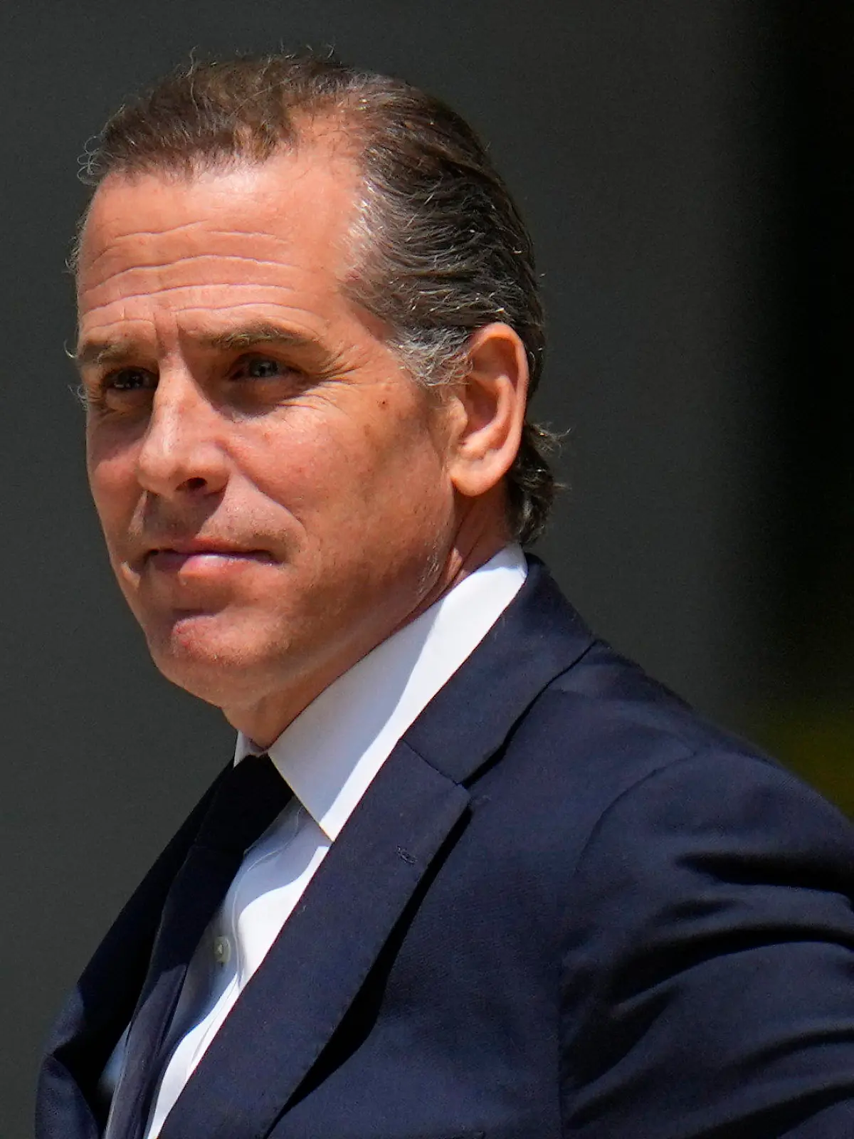 ARCHIV - 26.07.2023, USA, Wilmington: Hunter Biden, Sohn von US-Präsident Biden, verlässt das Gericht. Gegen den Sohn von US-Präsident Joe Biden ist wegen eines Verstoßes gegen waffenrechtliche Vorgaben Anklage erhoben worden. Foto: Julio Cortez/AP/dpa +++ dpa-Bildfunk +++