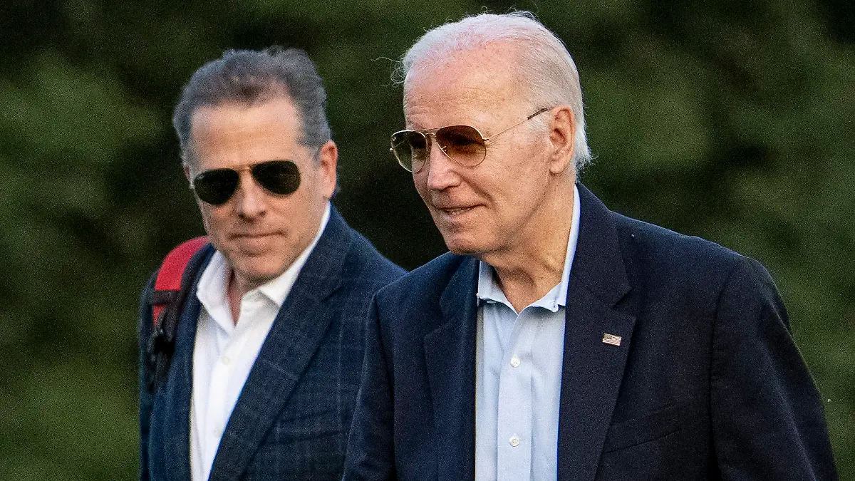 ARCHIV - 25.06.2023, USA, Washington: Joe Biden (r), Präsident der USA, und sein Sohn Hunter Biden treffen in Fort McNair ein. Gegen den Sohn von US-Präsident Biden ist wegen eines Verstoßes gegen waffenrechtliche Vorgaben Anklage erhoben worden. Foto: Andrew Harnik/AP/dpa +++ dpa-Bildfunk +++