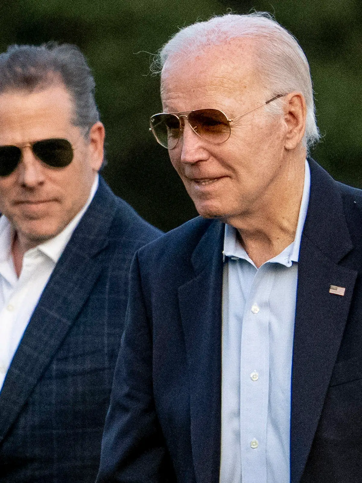 ARCHIV - 25.06.2023, USA, Washington: Joe Biden (r), Präsident der USA, und sein Sohn Hunter Biden treffen in Fort McNair ein. Gegen den Sohn von US-Präsident Biden ist wegen eines Verstoßes gegen waffenrechtliche Vorgaben Anklage erhoben worden. Foto: Andrew Harnik/AP/dpa +++ dpa-Bildfunk +++
