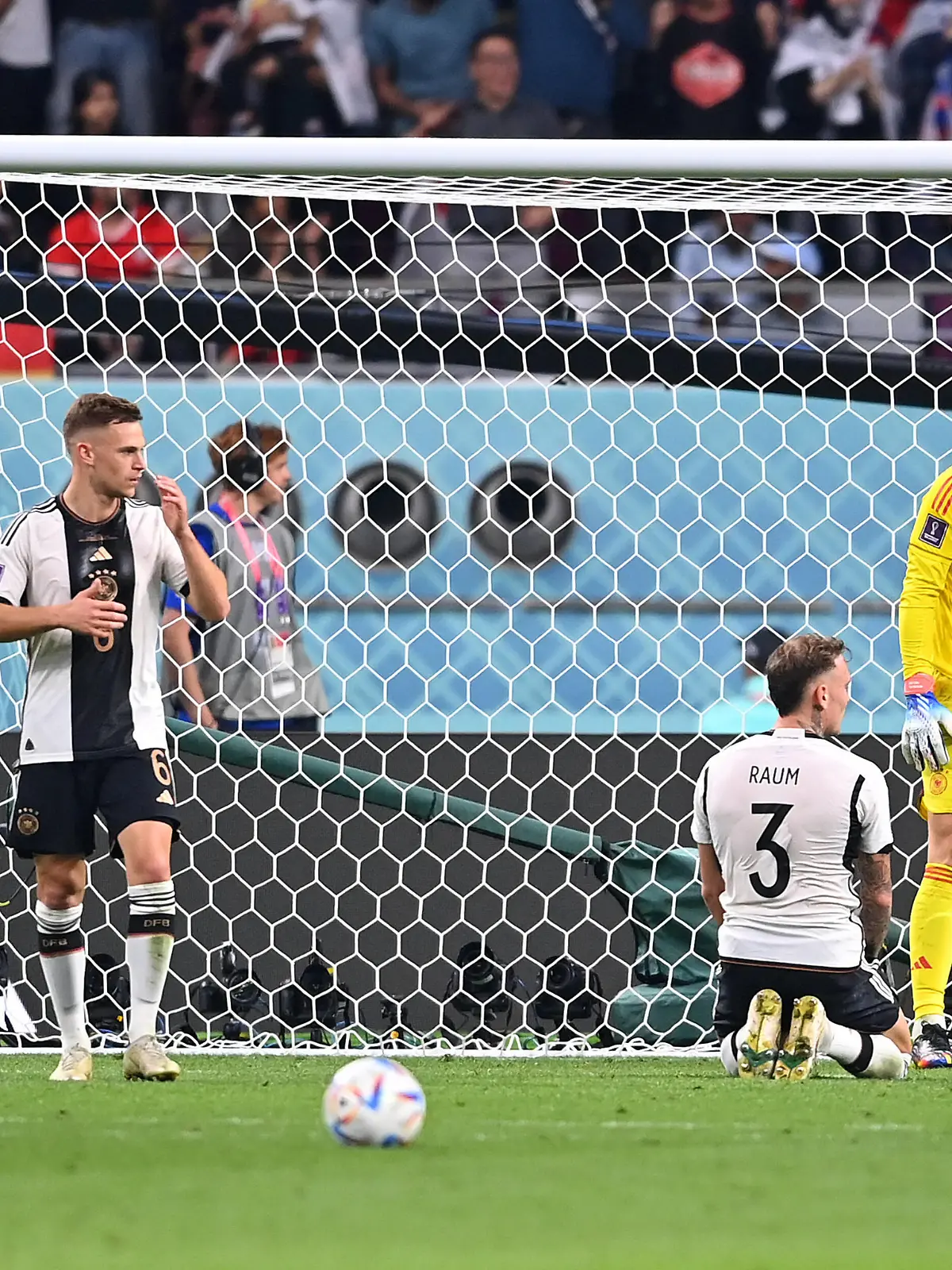  FUSSBALL WM 2022 VORRUNDE GRUPPE C Deutschland - Japan 23.11.2022 Nico Schlotterbeck, Joshua Kimmich, David Raum und Torwart Manuel Neuer v.l., alle Deutschland sind nach dem 1:1 enttaeuscht *** FUSSBALL WM 2022 VORRUNDE GRUPPE C Germany Japan 23 11 2022 Nico Schlotterbeck, Joshua Kimmich, David Raum and goalkeeper Manuel Neuer v l , all Germany are disappointed after 1 1