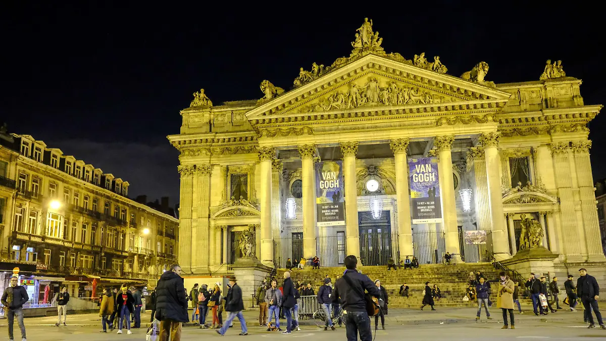 13.11.2018, Bruessel, Belgien - Strassenmusiker vor der alten Boerse an der Place de la Bourse, dem wichtigsten Treffpunkt für die Bruesseler im Zentrum der Stadt *** 13 11 2018 Brussels Belgium Street musicians in front of the old stock exchange at Place de la Bourse, the main meeting place for Brussels musicians in the centre of the city  