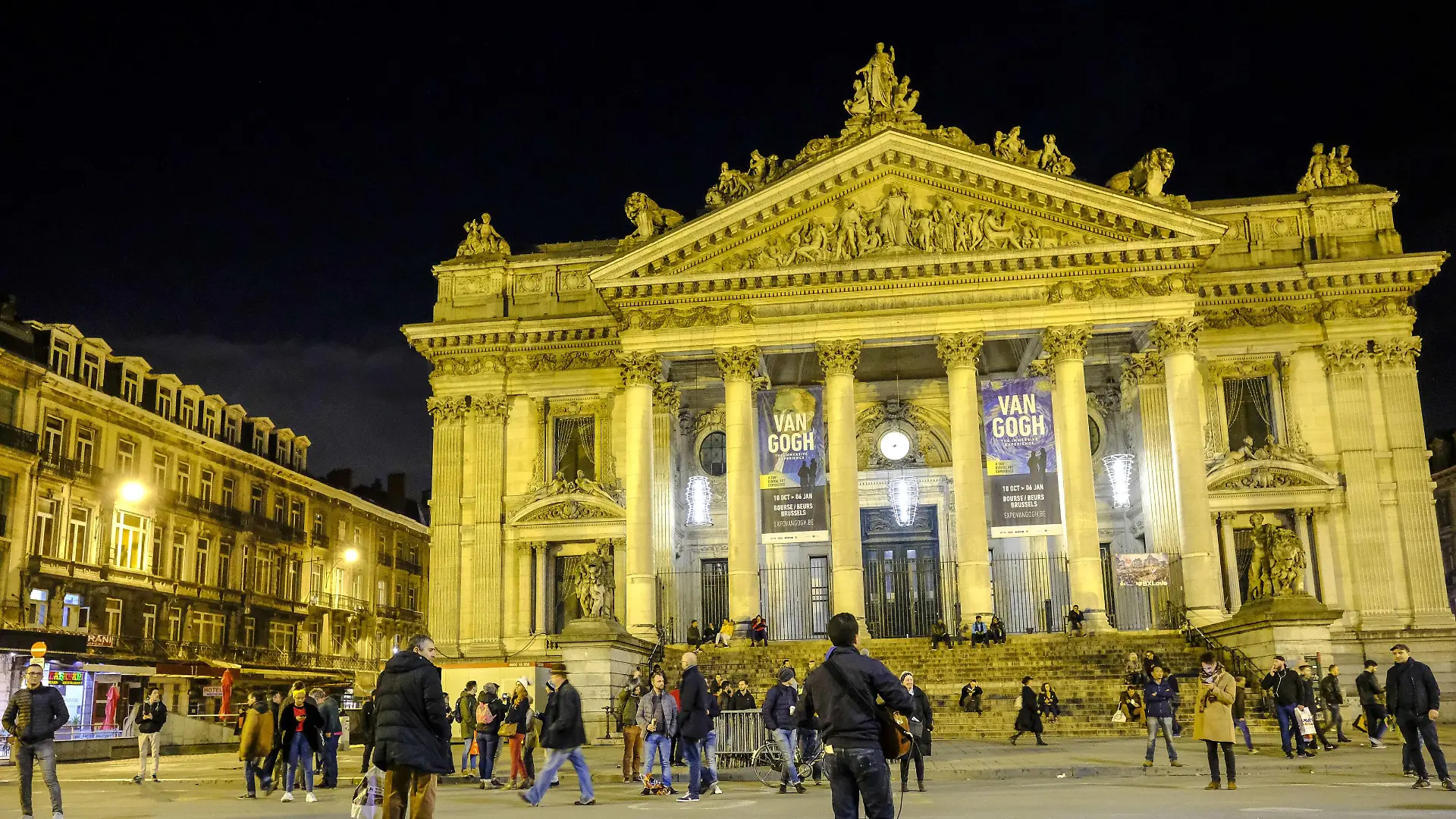 13.11.2018, Bruessel, Belgien - Strassenmusiker vor der alten Boerse an der Place de la Bourse, dem wichtigsten Treffpunkt für die Bruesseler im Zentrum der Stadt *** 13 11 2018 Brussels Belgium Street musicians in front of the old stock exchange at Place de la Bourse, the main meeting place for Brussels musicians in the centre of the city