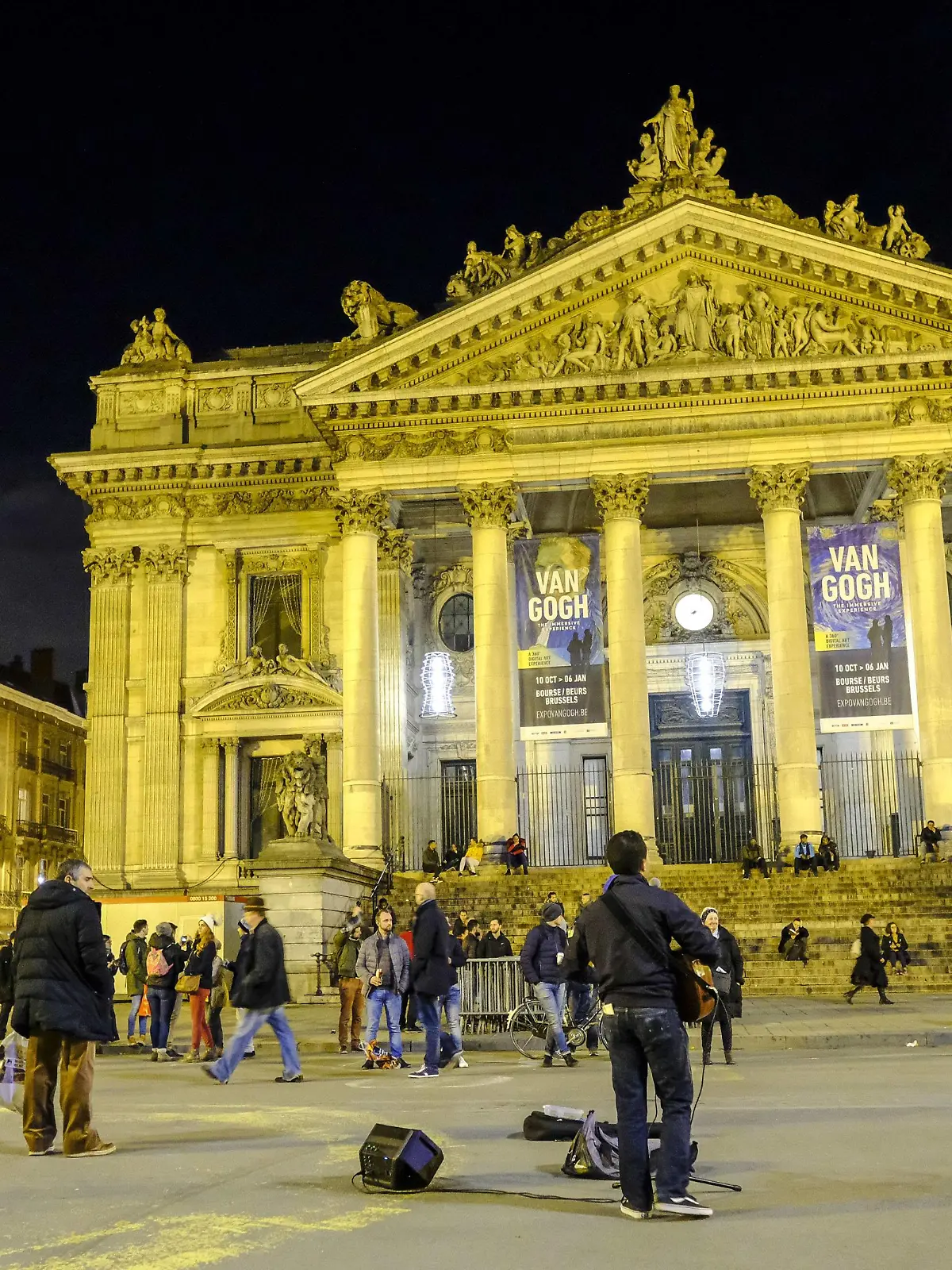 13.11.2018, Bruessel, Belgien - Strassenmusiker vor der alten Boerse an der Place de la Bourse, dem wichtigsten Treffpunkt für die Bruesseler im Zentrum der Stadt *** 13 11 2018 Brussels Belgium Street musicians in front of the old stock exchange at Place de la Bourse, the main meeting place for Brussels musicians in the centre of the city  
