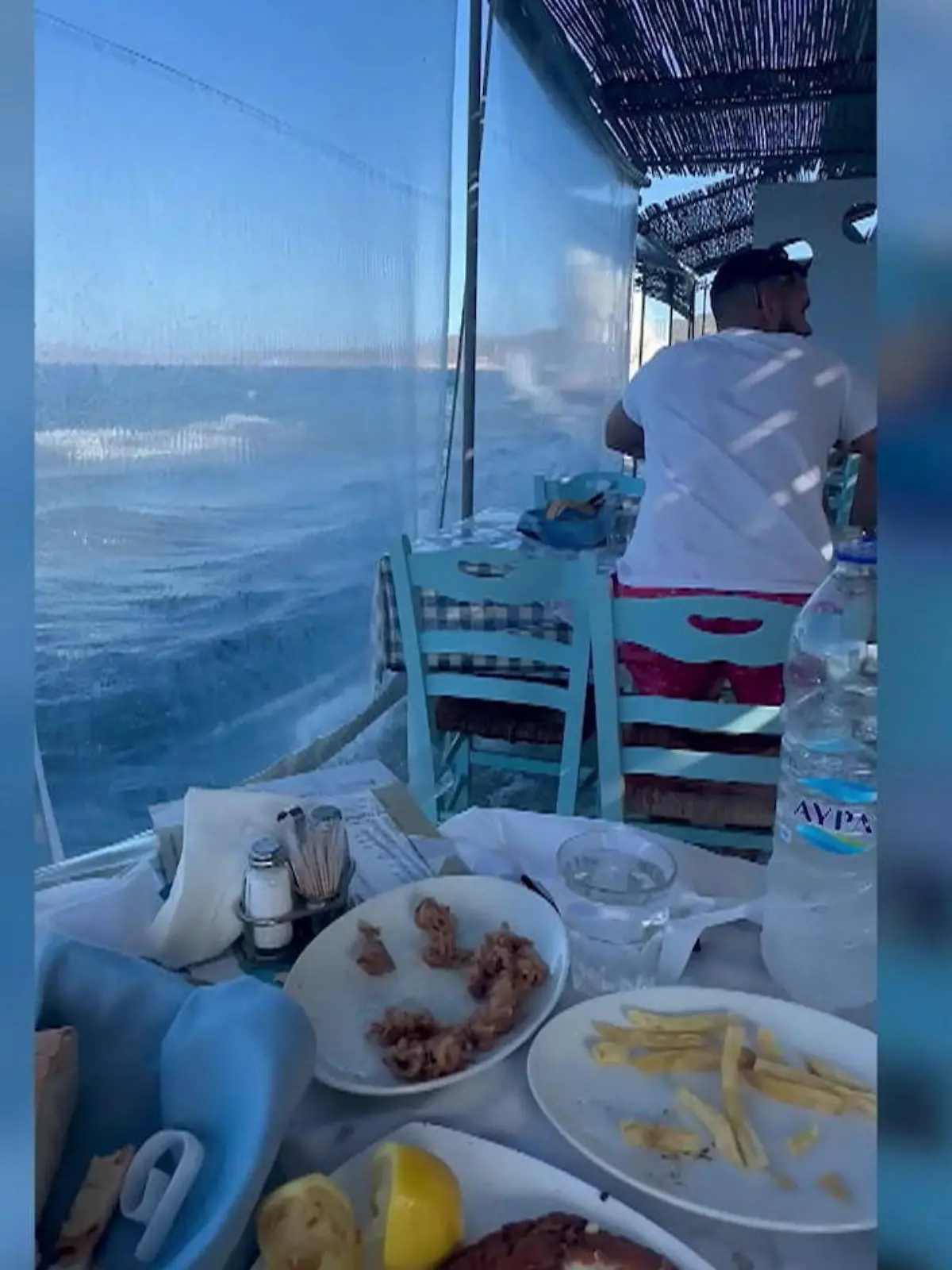 Die 23-Jährige und ihr Partner Oliver Brynnum, 26, genossen ein traditionelles, romantisches Essen, als das Restaurant am Meer überflutet wurde. Der komische Moment wurde auf TikTok hochgeladen, wo er schnell Tausende von Likes erhielt, da die Zuschauer die Situation ebenso lustig fanden wie die Restaurantgäste.