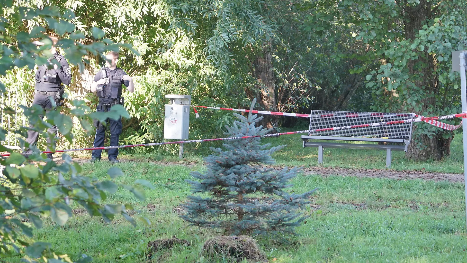 Leiche eines Jungen in Pragsdorf bei Neubrandenburg gefunden. Polizisten haben den Tatort abgesperrt.