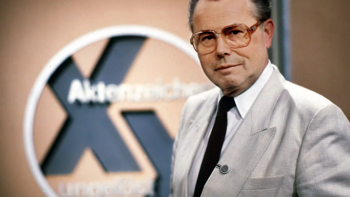Eduard Zimmermann, Vater des ZDF-Klassikers "Aktenzeichen XY ... ungelöst" (Archivfoto vom September 1986), ist tot. Der 80-Jährige starb am Samstag (19.09.2009) in einer Münchner Seniorenresidenz, wie seine Tochter Sabine am Sonntag mitteilte. Foto: Istvan Bajzat dpa/lby  +++(c) dpa - Bildfunk+++