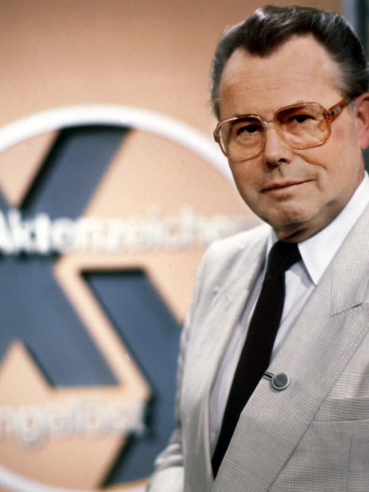 Eduard Zimmermann, Vater des ZDF-Klassikers "Aktenzeichen XY ... ungelöst" (Archivfoto vom September 1986), ist tot. Der 80-Jährige starb am Samstag (19.09.2009) in einer Münchner Seniorenresidenz, wie seine Tochter Sabine am Sonntag mitteilte. Foto: Istvan Bajzat dpa/lby  +++(c) dpa - Bildfunk+++