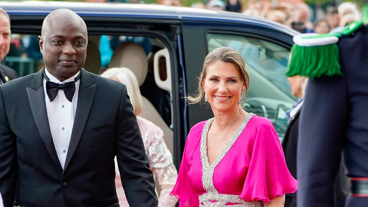 ARCHIV - 16.06.2022, Norwegen, Oslo: Prinzessin Märtha Louise und ihr Verlobter Durek Verrett kommen zur Regierungsfeier anlässlich der Feierlichkeiten zum 18. Geburtstag von Norwegens Erbprinzessin Ingrid Alexandra. (zu dpa "Norwegen: Prinzessin Märtha Louise heiratet Schamanen im August 2024") Foto: Lise Åserud//dpa +++ dpa-Bildfunk +++