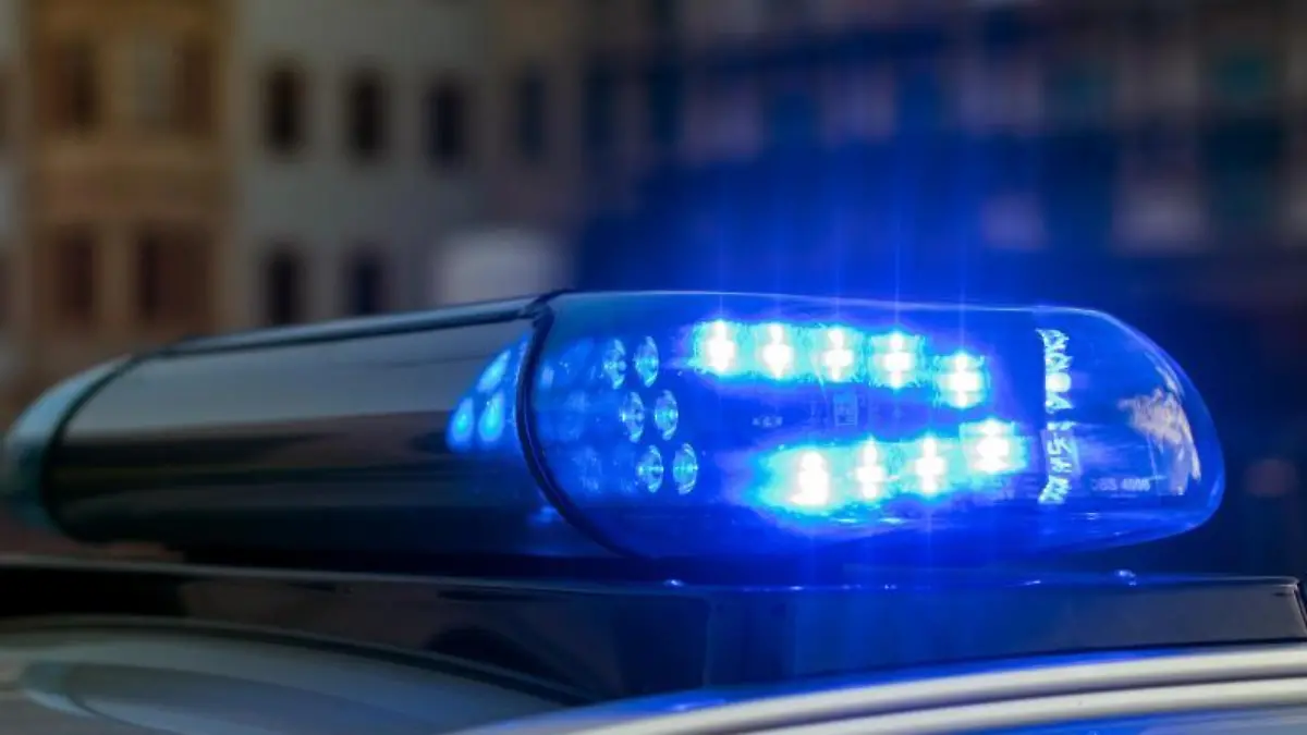 Das Blaulicht auf einem Fahrzeug der Polizei leuchtet auf
