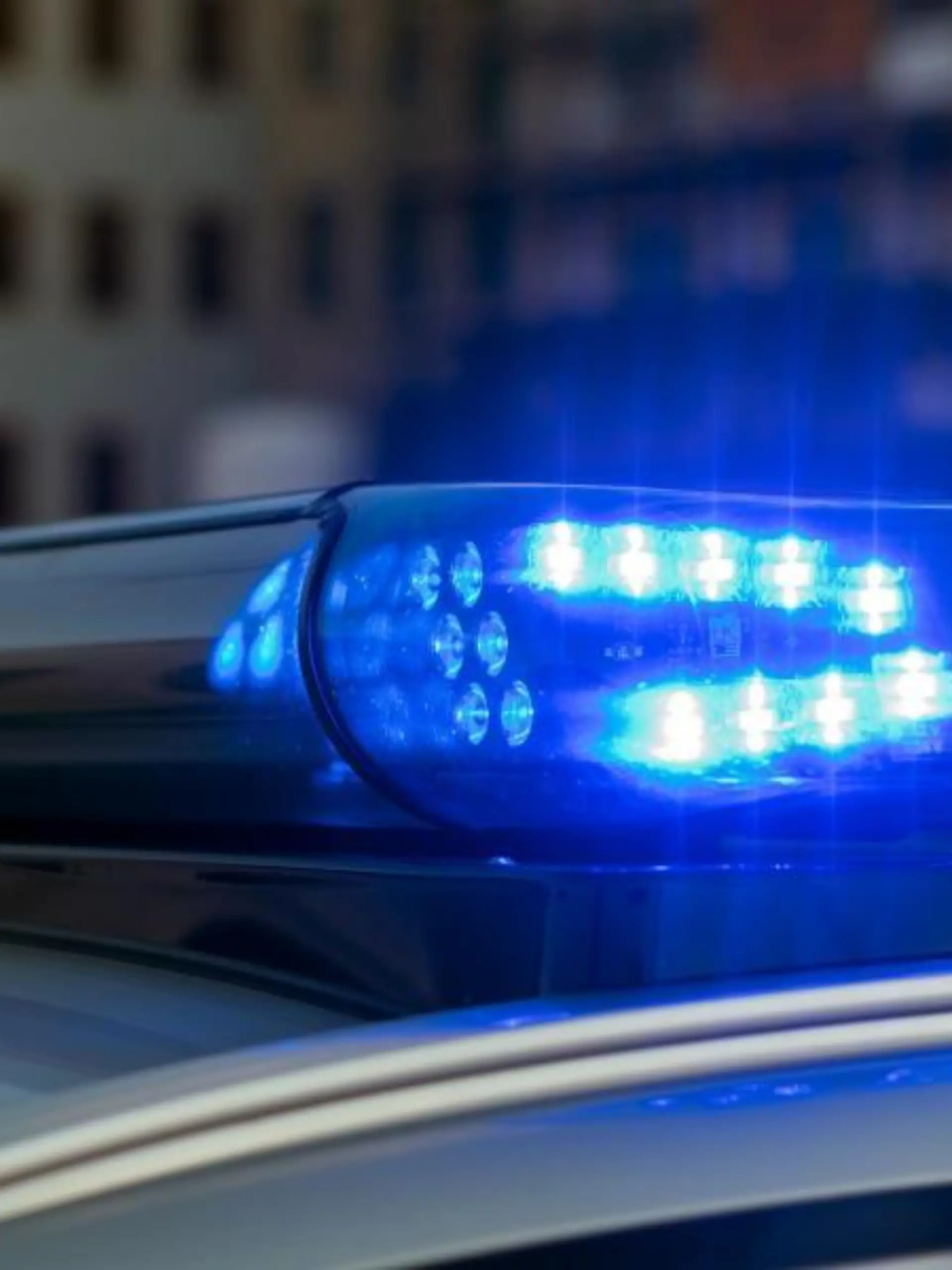 Das Blaulicht auf einem Fahrzeug der Polizei leuchtet auf