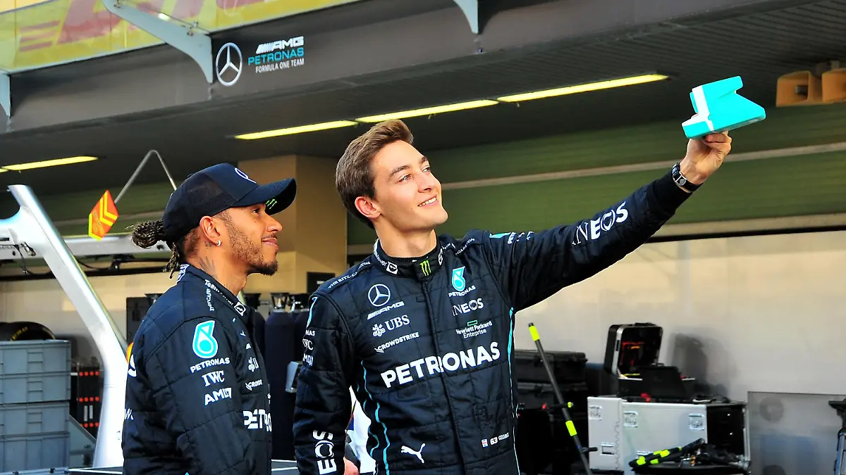 FORMULA 1 ETIHAD AIRWAYS ABU DHABI GRAND PRIX 2022 / 17.11.2022, Yas Marina Circuit, Abu Dhabi, FORMULA 1 ETIHAD AIRWAYS ABU DHABI GRAND PRIX 2022 , im Bild George Russell GBR, Mercedes-AMG Petronas Formula One Team macht ein Selfie mit Lewis Hamilton GBR, Mercedes-AMG Petronas Formula One Team. *** FORMULA 1 ETIHAD AIRWAYS ABU DHABI GRAND PRIX 2022 17 11 2022, Yas Marina Circuit, Abu Dhabi, FORMULA 1 ETIHAD AIRWAYS ABU DHABI GRAND PRIX 2022 , in the picture George Russell GBR , Mercedes AMG Petronas Formula One Team takes a selfie with Lewis Hamilton GBR , Mercedes AMG Petronas Formula One Team nordphotoxGmbHx/xBratic nph00250