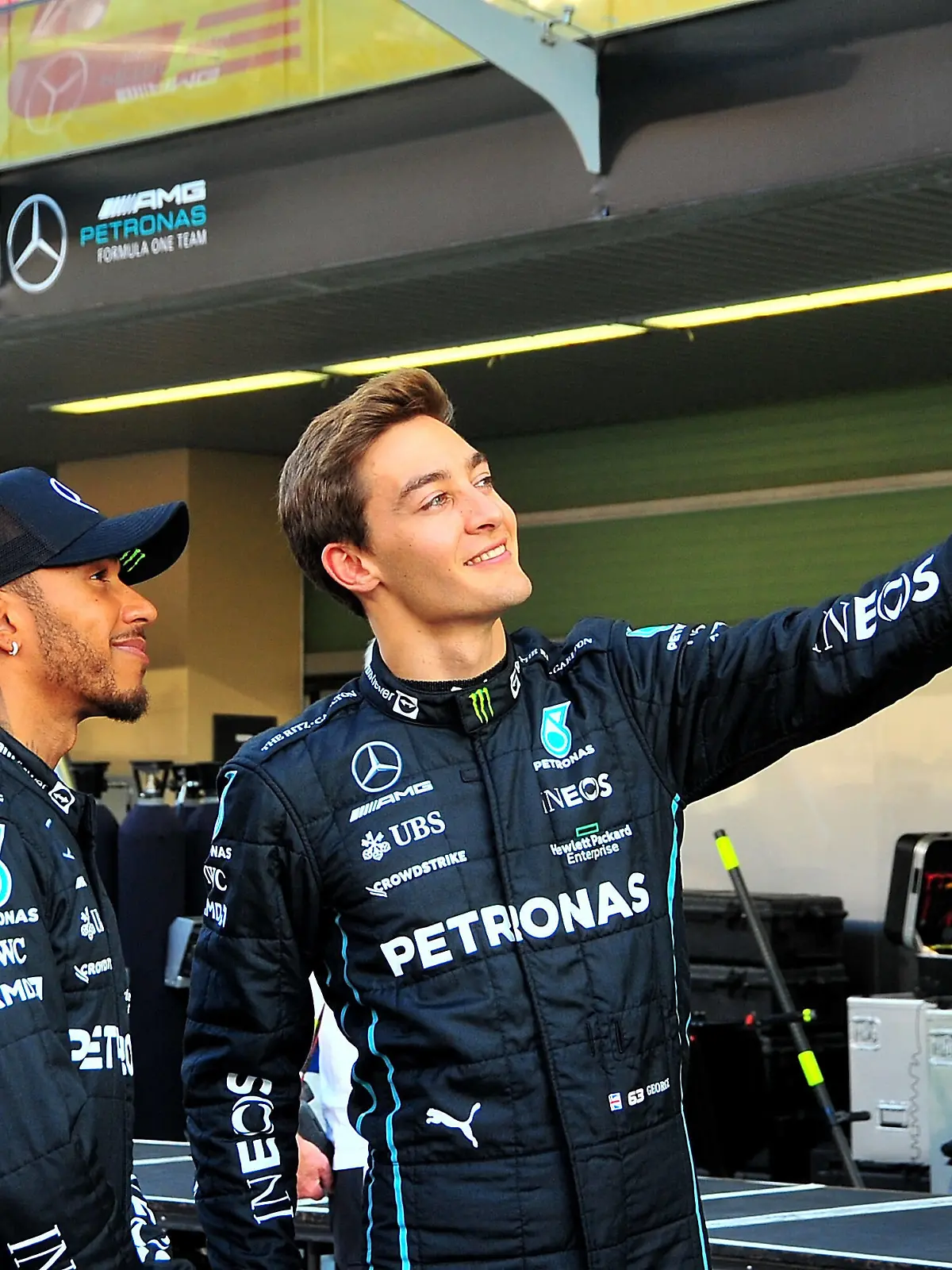  FORMULA 1 ETIHAD AIRWAYS ABU DHABI GRAND PRIX 2022 / 17.11.2022, Yas Marina Circuit, Abu Dhabi, FORMULA 1 ETIHAD AIRWAYS ABU DHABI GRAND PRIX 2022 , im Bild George Russell GBR, Mercedes-AMG Petronas Formula One Team macht ein Selfie mit Lewis Hamilton GBR, Mercedes-AMG Petronas Formula One Team. *** FORMULA 1 ETIHAD AIRWAYS ABU DHABI GRAND PRIX 2022 17 11 2022, Yas Marina Circuit, Abu Dhabi, FORMULA 1 ETIHAD AIRWAYS ABU DHABI GRAND PRIX 2022 , in the picture George Russell GBR , Mercedes AMG Petronas Formula One Team takes a selfie with Lewis Hamilton GBR , Mercedes AMG Petronas Formula One Team nordphotoxGmbHx/xBratic nph00250