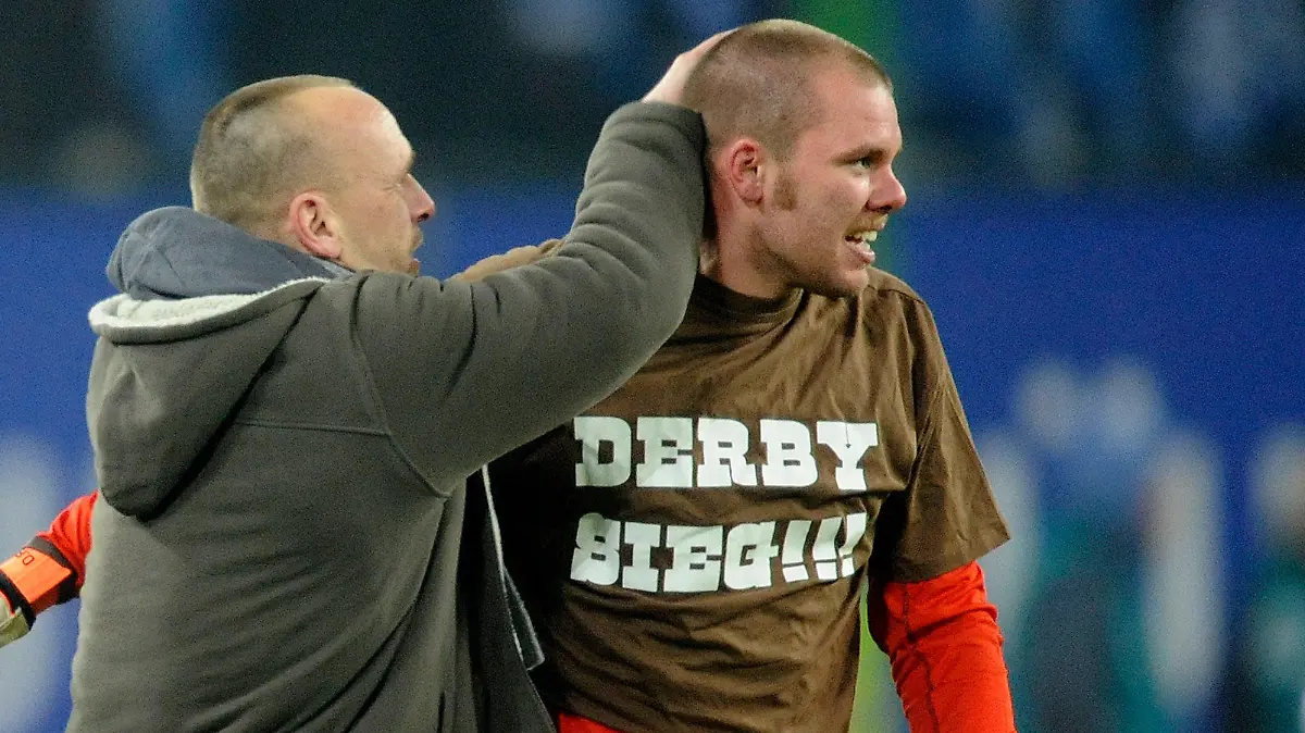 Fußball Bundesliga 21. Spieltag Nachholspiel : Hamburger SV - FC St. Pauli am Mittwoch (16.02.2011) in der Imtech Arena in Hamburg. St. Paulis Trainer Holger Stanislawski (l) gratuliert nach dem Schlußpfiff Torwart Benedikt Pliquett (r). St. Pauli gewann das Lokalderby mit 0:1. Foto: Fabian Bimmer dpa/lno (ACHTUNG: Sperrfrist! Die DFL erlaubt die Weiterverwertung der Bilder im IPTV, Mobilfunk und durch sonstige neue Technologien erst zwei Stunden nach Spielende. Die Publikation und Weiterverwertung im Internet ist während des Spiels auf insgesamt sechs Bilder pro Spiel begrenzt.) +++(c) dpa - Bildfunk+++