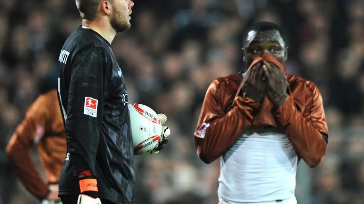 St. Pauli-Torwart Benedikt Pliquett (l) und Gerald Asamoah sind nach dem Bierbecherwurf fassungslos.