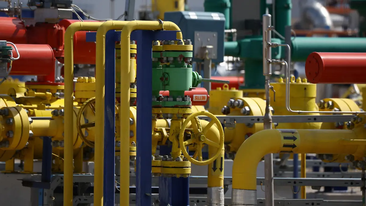 FILE PHOTO: Gas installation is pictured at the Cavern Underground Gas Storage (CUGS) Kosakowo facility, near Debogorze, Poland April, 30. 2022. Picture taken April 30, 2022. REUTERS/Kacper Pempel/File Photo