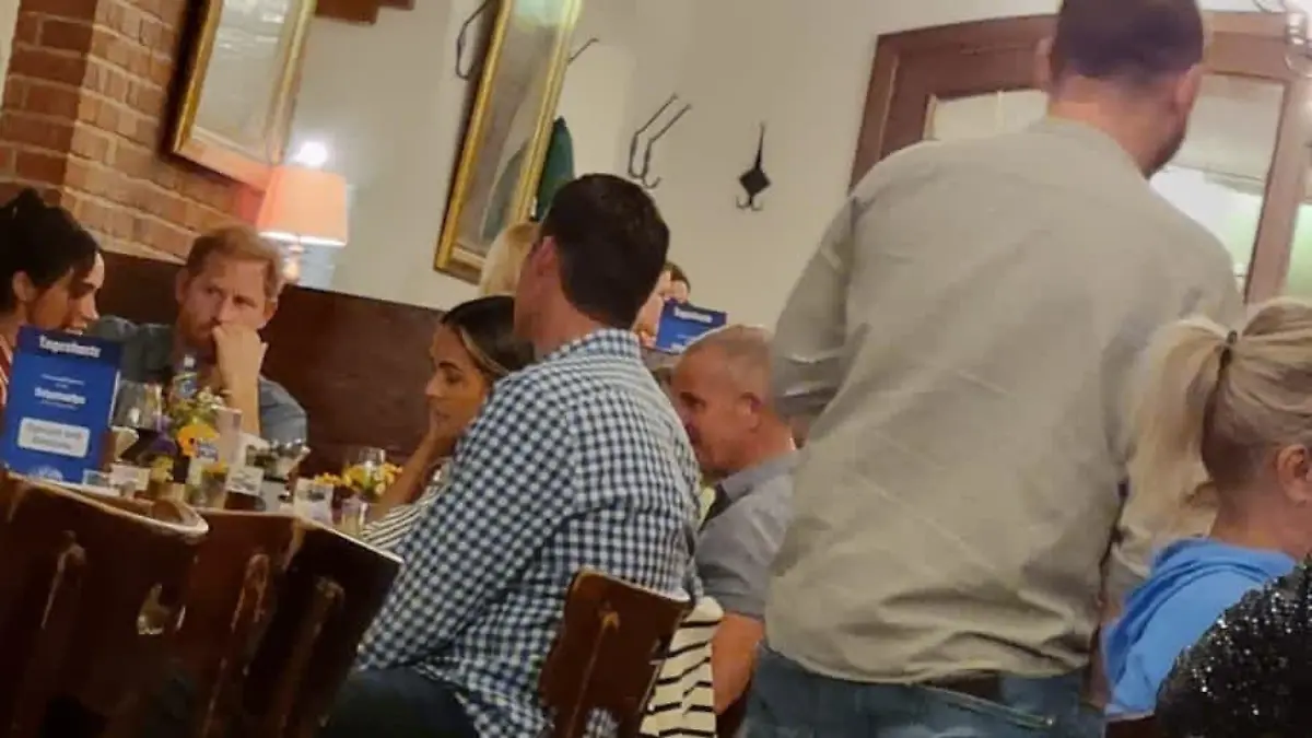 Prinz Harry hat es sich mit seiner Frau Meghan und seinem Team "Im Goldenen Kessel" gemütlich gemacht.