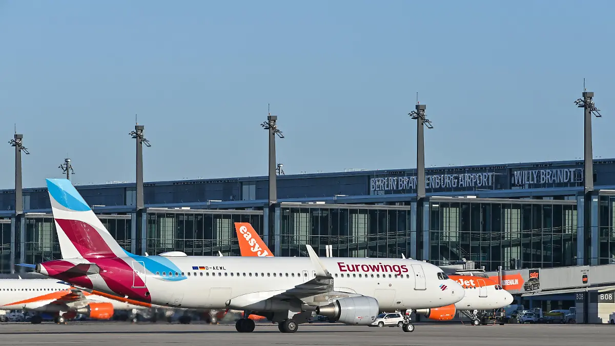 ARCHIV - 04.11.2020, Brandenburg, Schönefeld: Ein Passagierflugzeug der Fluggesellschaft Eurowings rollt zum Terminal 1 vom Hauptstadtflughafen Berlin Brandenburg «Willy Brandt» (BER). Die Lufthansa-Tochter stockt ihr Angebot am Hauptstadtflughafen BER deutlich auf und stationiert dort mehr Flugzeuge.      (zu dpa «Mehr Flugzeuge, mehr Ziele - Eurowings stockt am BER auf») Foto: Patrick Pleul/dpa-Zentralbild/dpa +++ dpa-Bildfunk +++