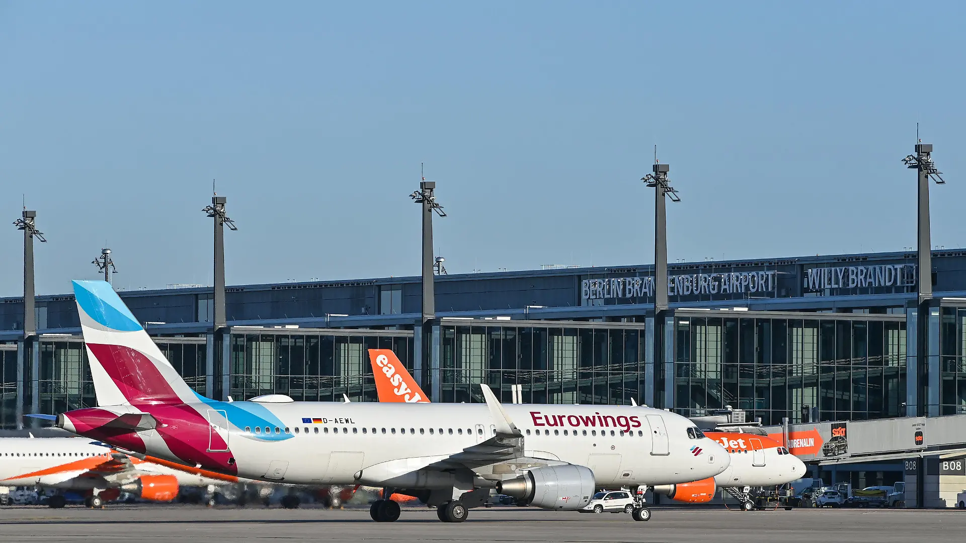 ARCHIV - 04.11.2020, Brandenburg, Schönefeld: Ein Passagierflugzeug der Fluggesellschaft Eurowings rollt zum Terminal 1 vom Hauptstadtflughafen Berlin Brandenburg «Willy Brandt» (BER). Die Lufthansa-Tochter stockt ihr Angebot am Hauptstadtflughafen BER deutlich auf und stationiert dort mehr Flugzeuge. (zu dpa «Mehr Flugzeuge, mehr Ziele - Eurowings stockt am BER auf») Foto: Patrick Pleul/dpa-Zentralbild/dpa +++ dpa-Bildfunk +++