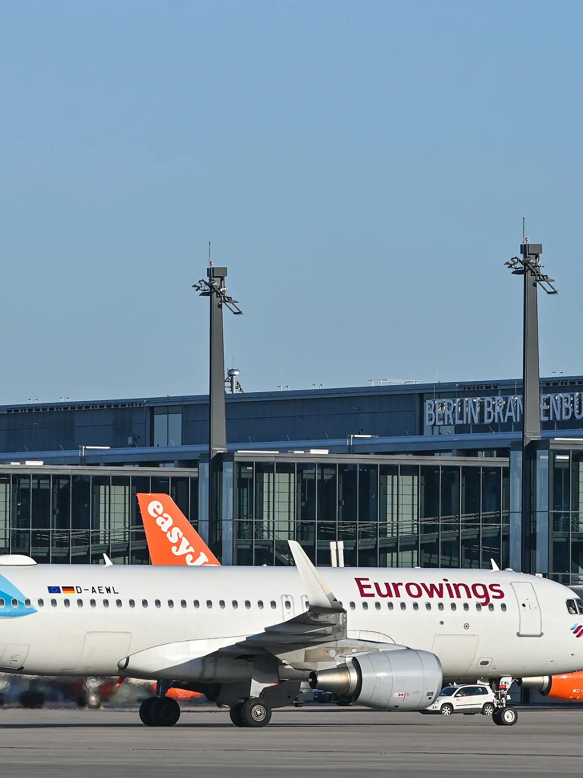 ARCHIV - 04.11.2020, Brandenburg, Schönefeld: Ein Passagierflugzeug der Fluggesellschaft Eurowings rollt zum Terminal 1 vom Hauptstadtflughafen Berlin Brandenburg «Willy Brandt» (BER). Die Lufthansa-Tochter stockt ihr Angebot am Hauptstadtflughafen BER deutlich auf und stationiert dort mehr Flugzeuge.      (zu dpa «Mehr Flugzeuge, mehr Ziele - Eurowings stockt am BER auf») Foto: Patrick Pleul/dpa-Zentralbild/dpa +++ dpa-Bildfunk +++