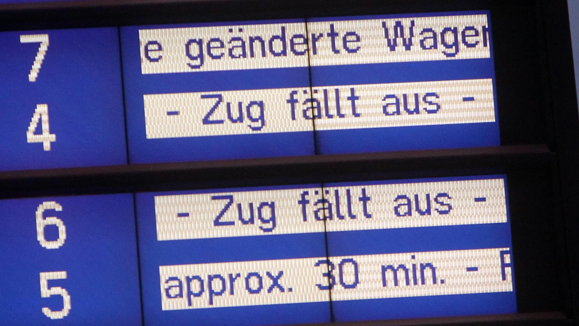 Anzeigetafel mit hitzebedingten Zugverspätungen und Zugausfällen der DB Deutsche n Bahn im Fernbahnhof Flughafen Frankfurt, Hessen, Deutschland *** Scoreboard with heat-related train delays and train cancellations of the DB Deutsche Bahn at the long-distance railway station at Frankfurt Airport, Hesse, Germany